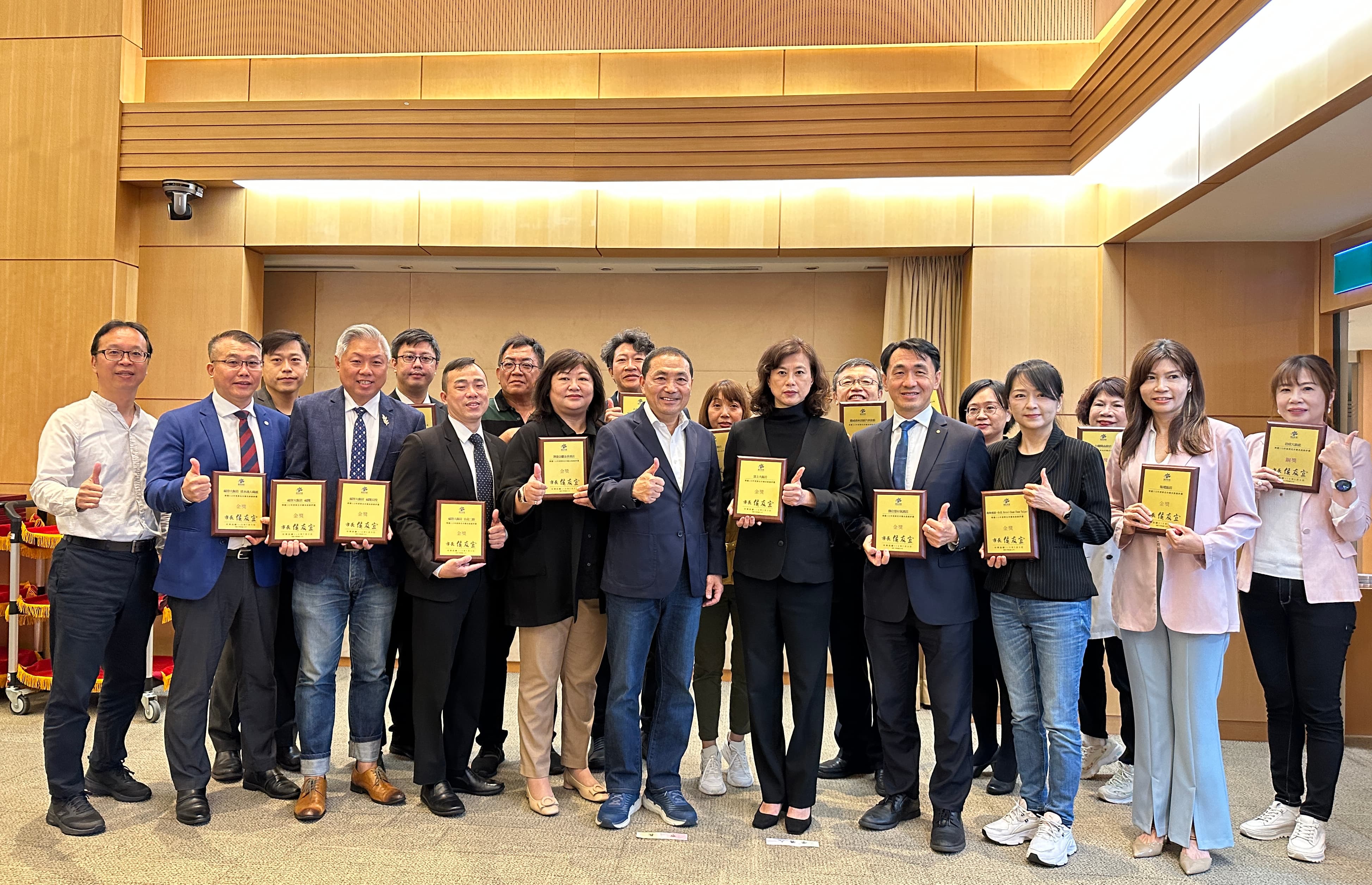 侯友宜市長親自頒獎表揚鼓勵本市優良旅館業者，共同打造本市優質旅宿環境