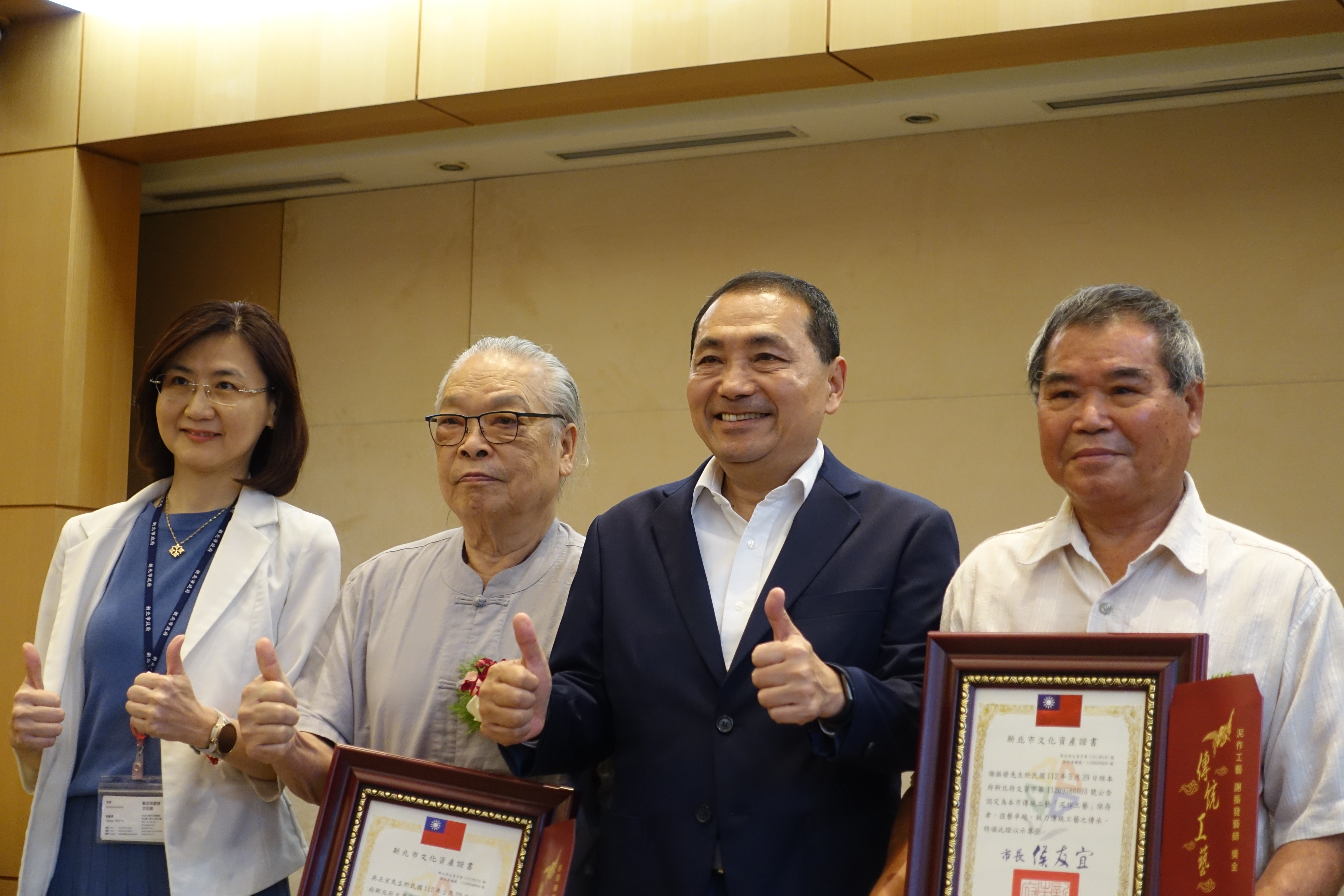 市長、文化局局長與保存者合影