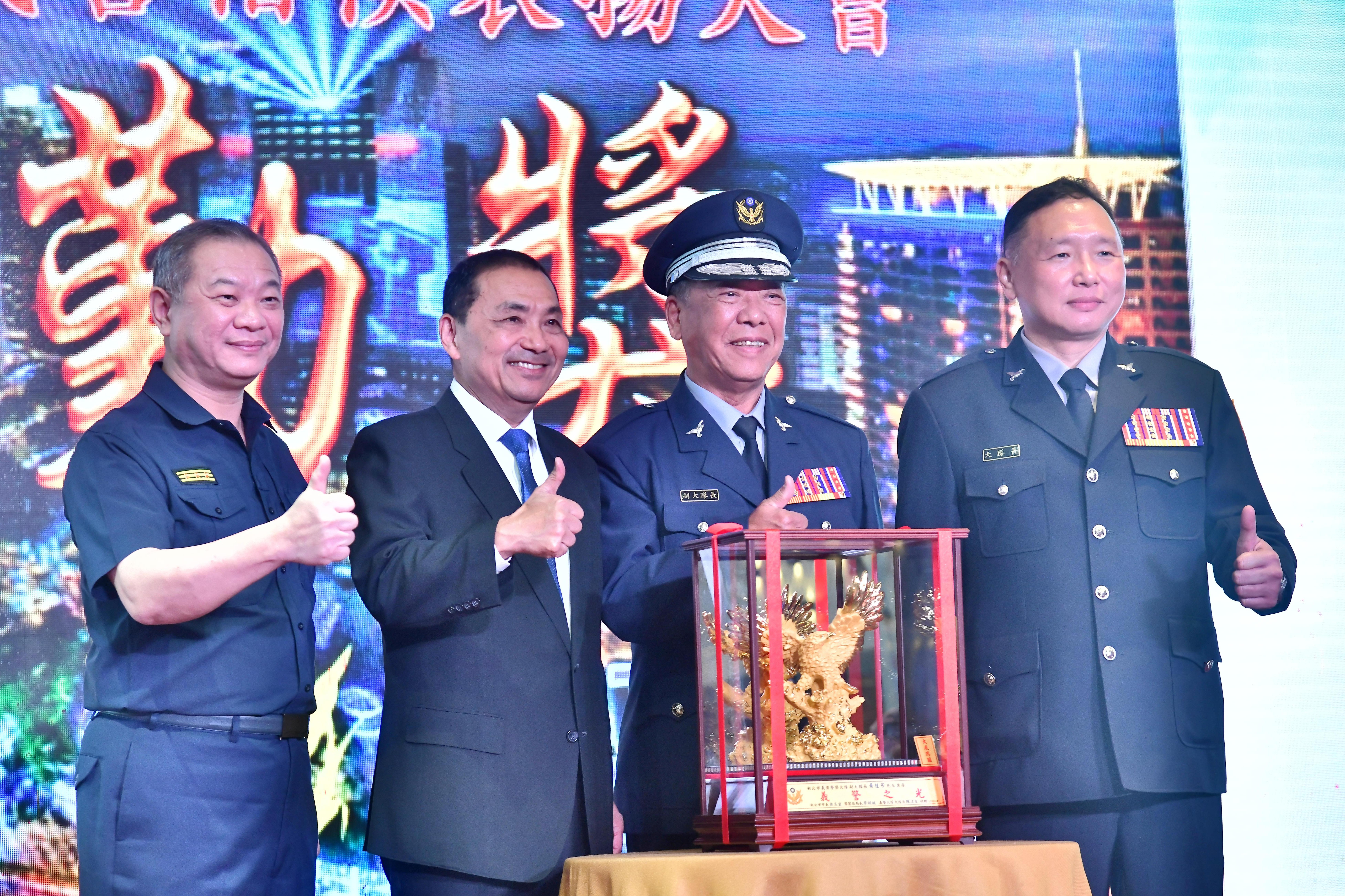 侯友宜感謝義警長年無私貢獻己力，並期勉所有民力繼續與市府攜手捍衛新北治安。