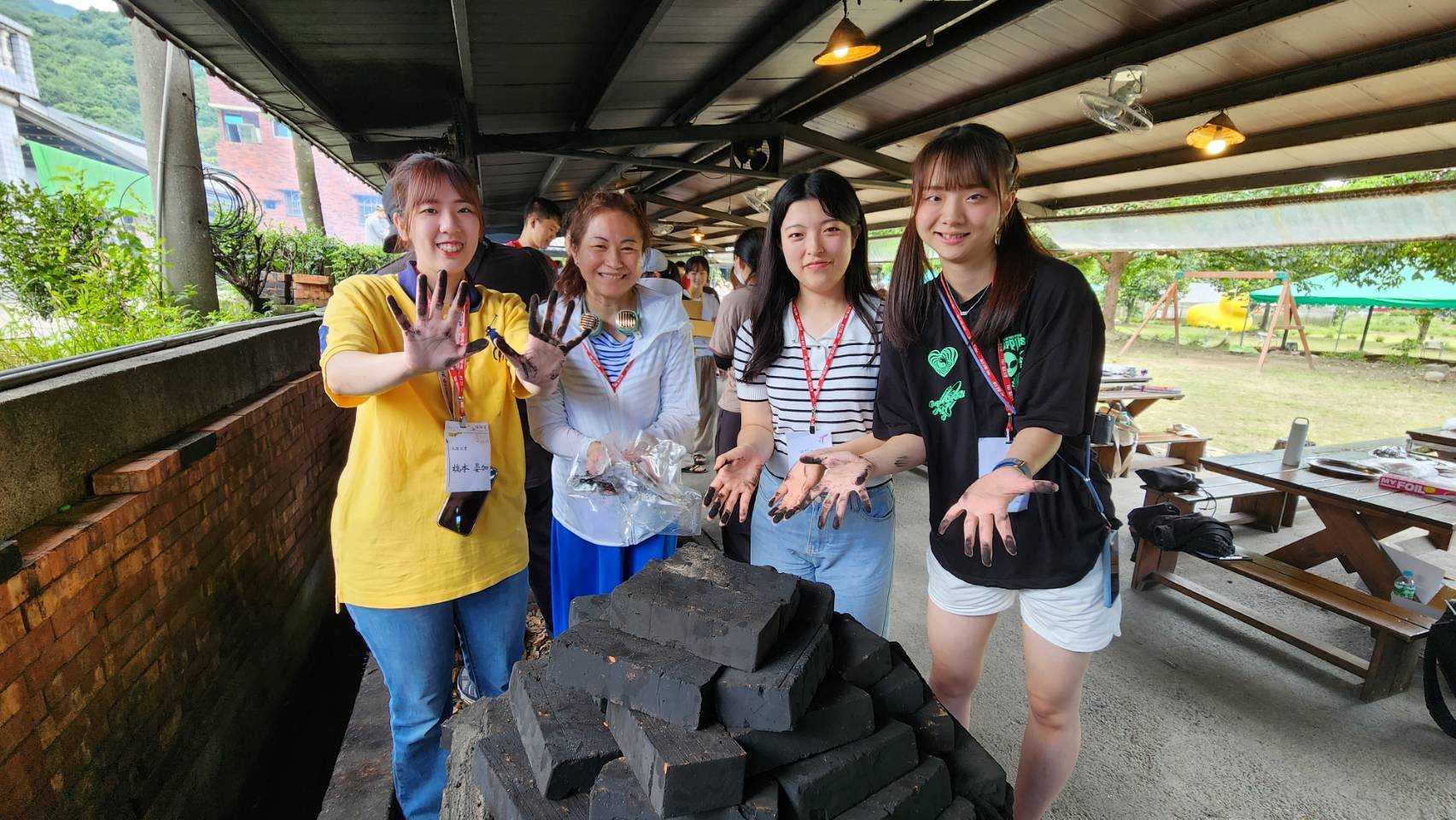 來自日本的同學透過USR計畫，對「窯烤地瓜」初體驗深感驚喜