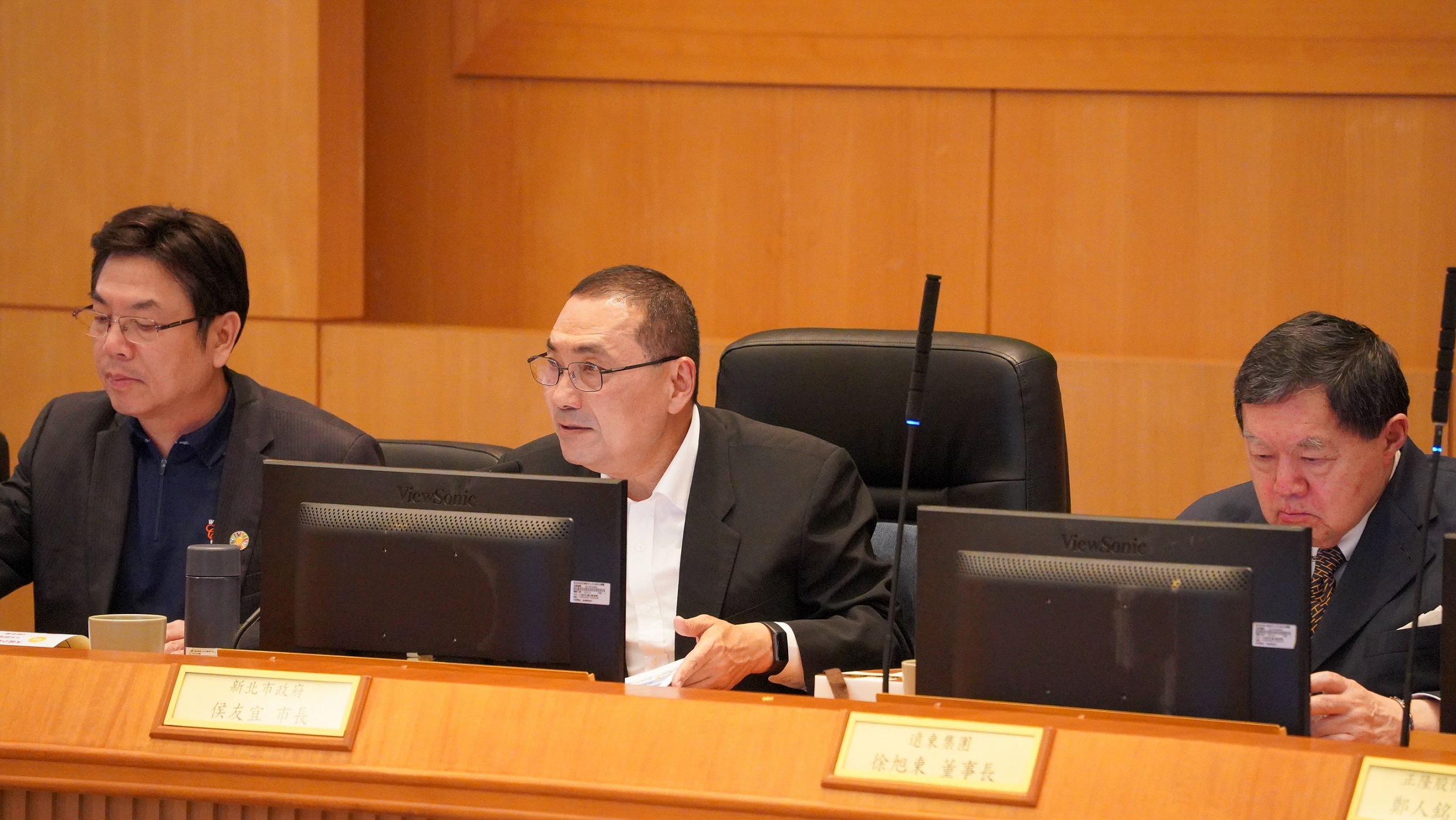 新北市長侯友宜表示，「安居樂業」是他不變的信念，唯有國際及兩岸和平，並且建立企業「安商」投資環境，免於五缺的恐慌，企業才敢長期投資。