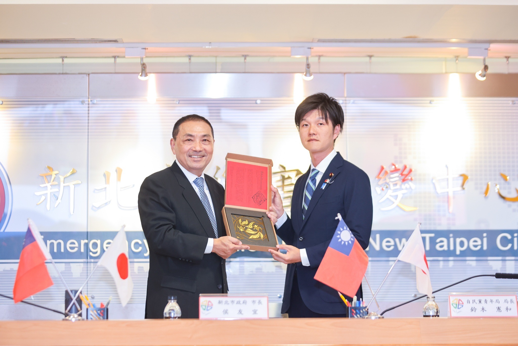 侯市長贈新北青年局青創基地培育之青年團隊產品「豐收有魚」金屬壁飾，期許臺日間的合作成果越發豐碩。