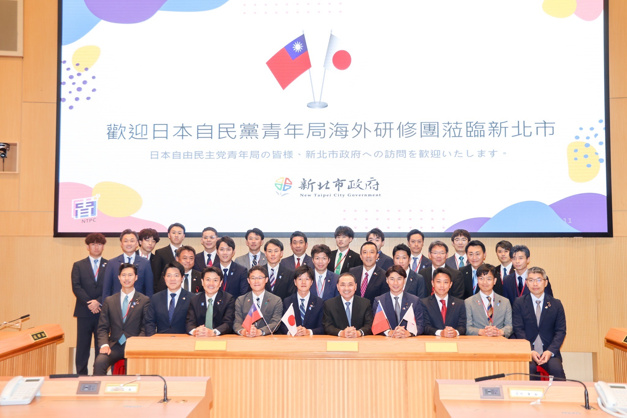 日本自民黨青年局局長鈴木憲和今（21）日率眾議員參觀新北市災害應變中心，侯市長熱情接待及合影留念。