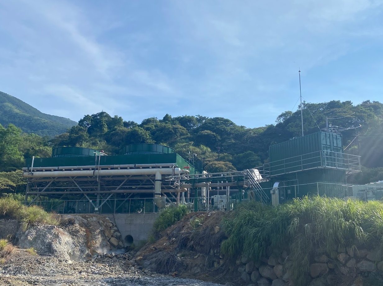 新北市政府攜手結元公司開發地熱，並將金山區四磺子坪1MW(千瓩)設為先導電廠，市府亦於今(23)日核發首座地熱能發電設備登記函