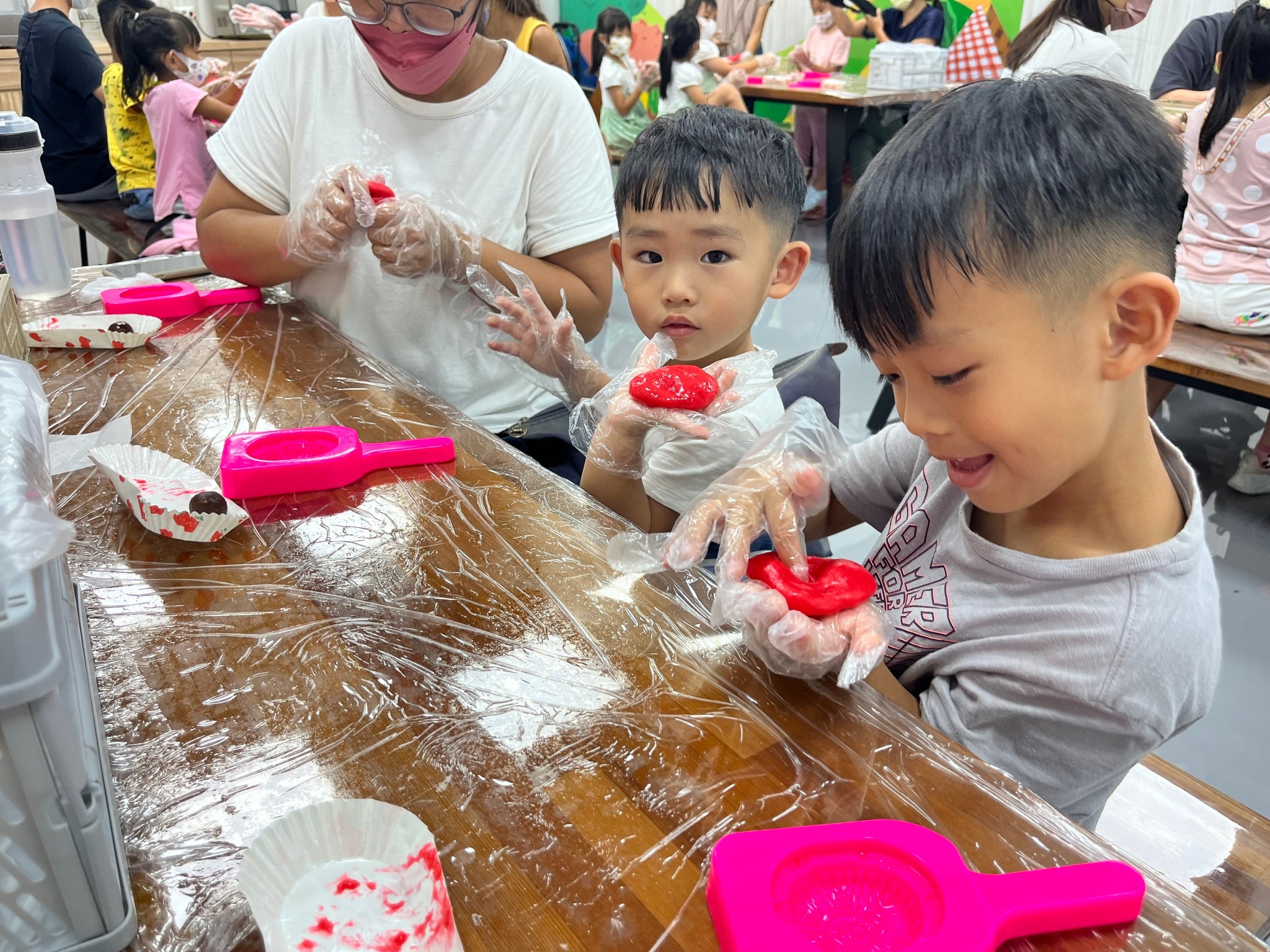 食材的AR、VR互動導覽教學及有趣的彩色麻糬、搖搖飯糰、紅龜糕的DIY手作食品課程，讓大家在互動中有趣學習