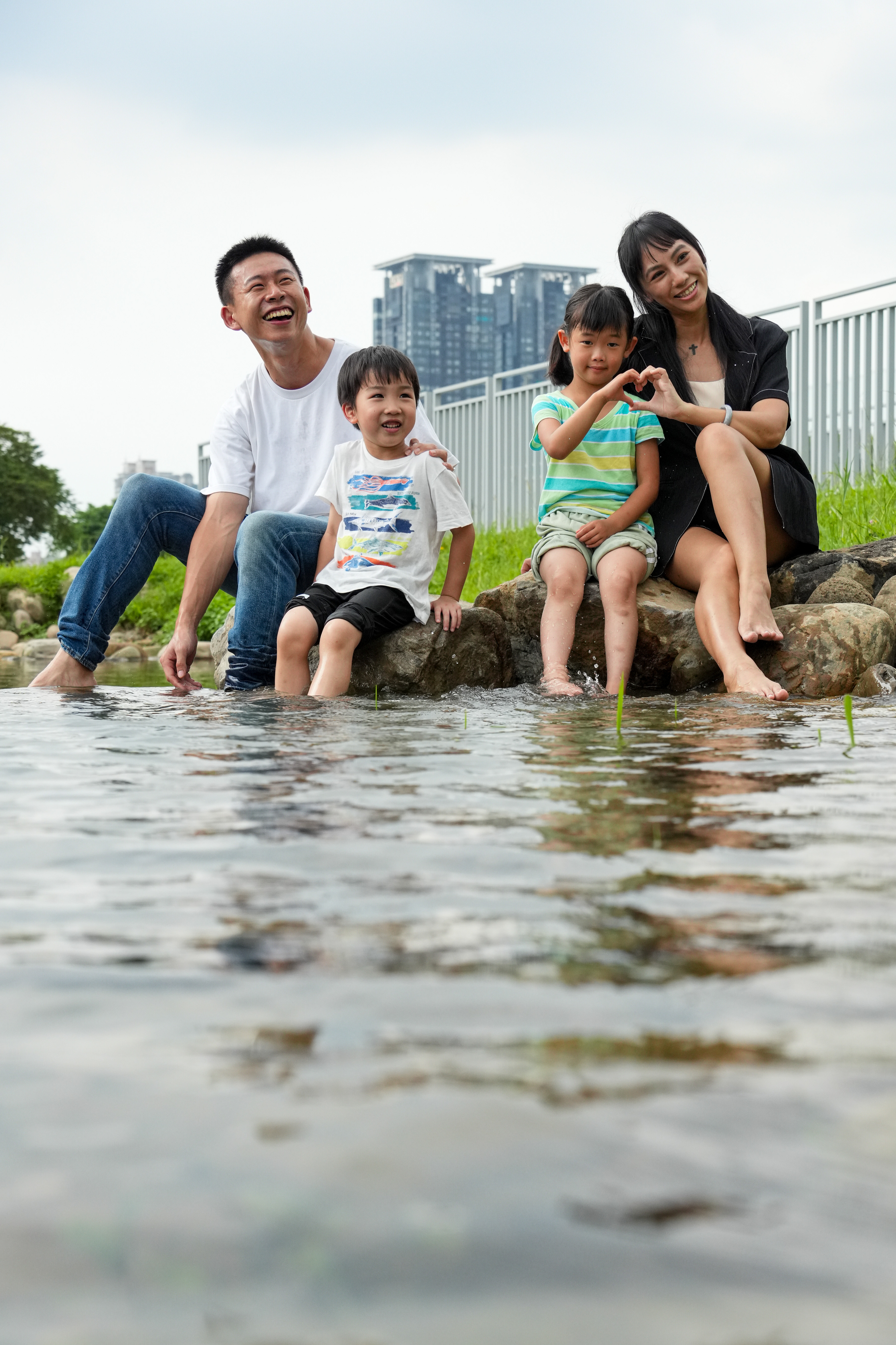 新店親情河濱公園，市府水利局打造一座近自然景觀溪流