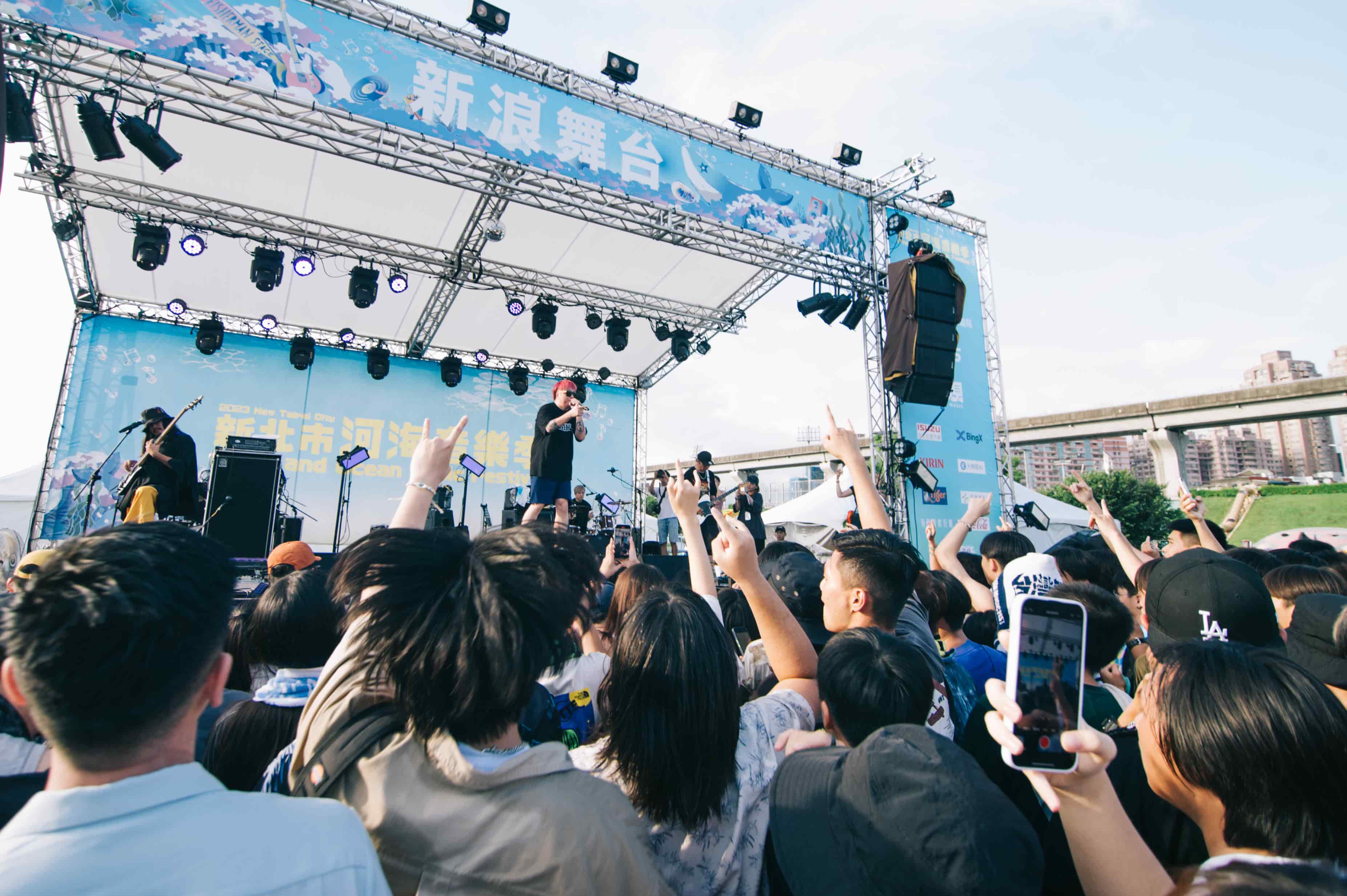 在烈日高照下表演的「固定客」，依舊以狂熱搖滾的力量征服台下樂迷。
