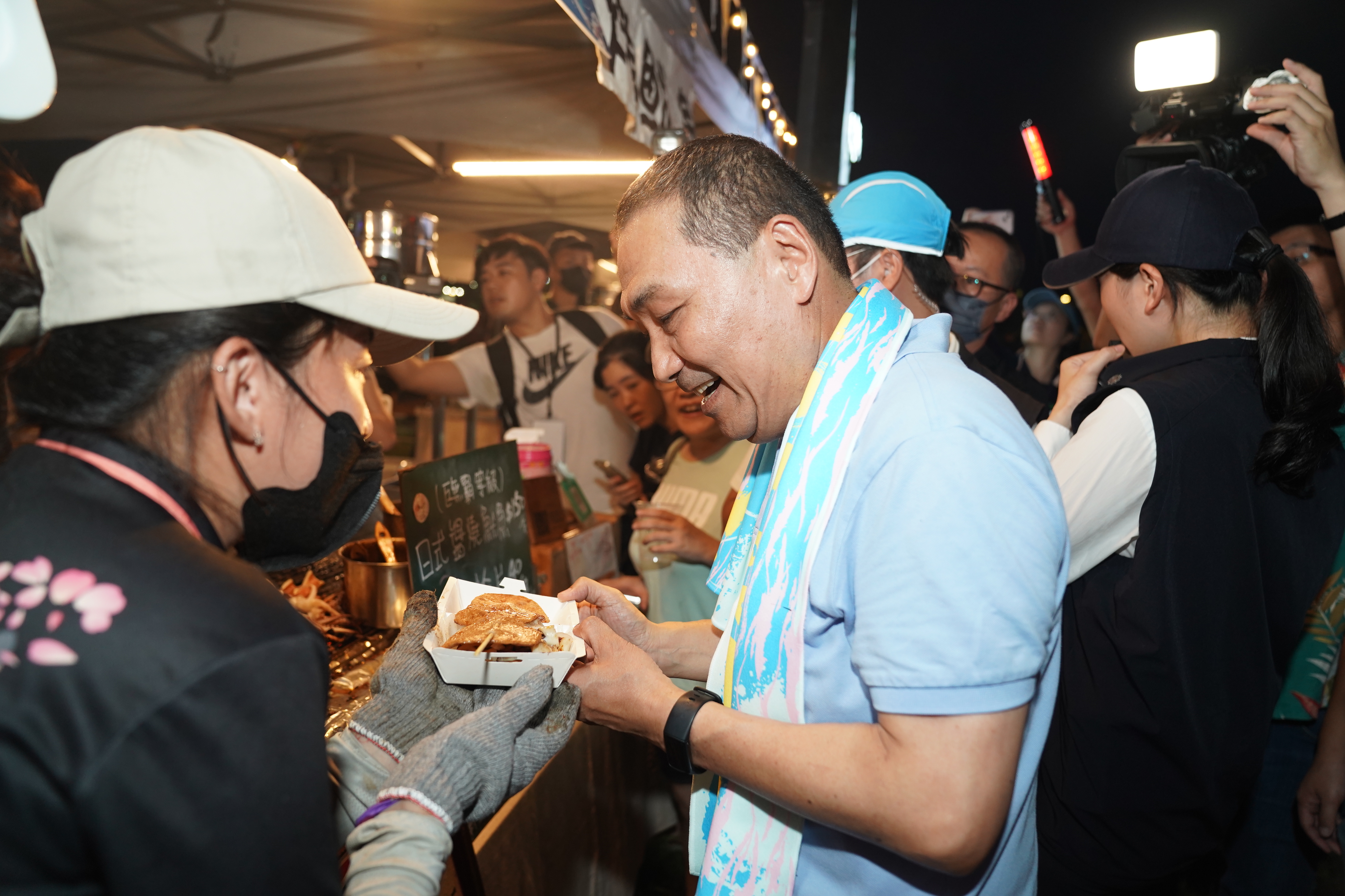 侯友宜市長特別至美食市集逛逛體驗各式料理。