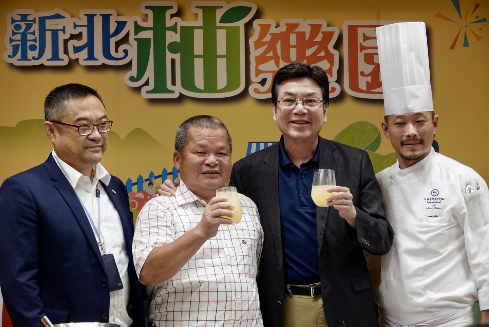副市長劉和然(右二)與八里農會理事長蔡秋煌(左二)於記者會上調製柚香氣泡飲