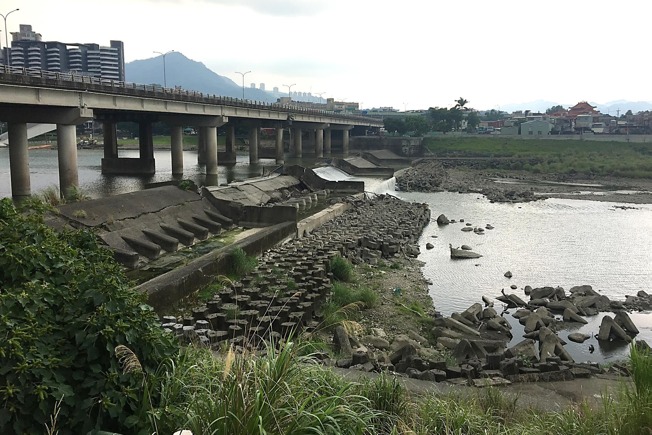 104年8月蘇迪勒颱風導致碧潭堰體結構受損