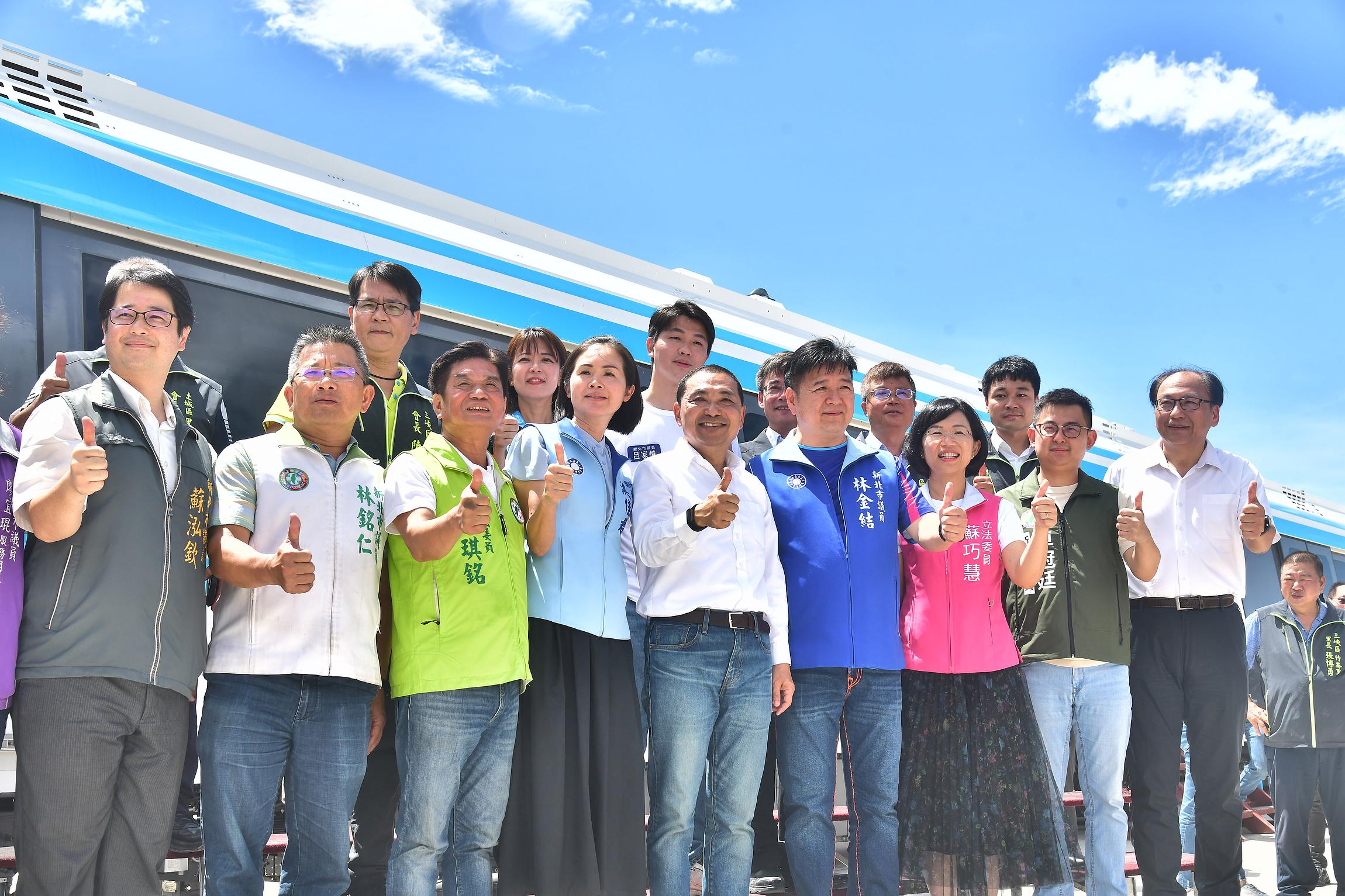 捷運三鶯線首列車幸福「抵家」，「萬里藍天、悠遊峽谷」三鶯列車造型正式亮相