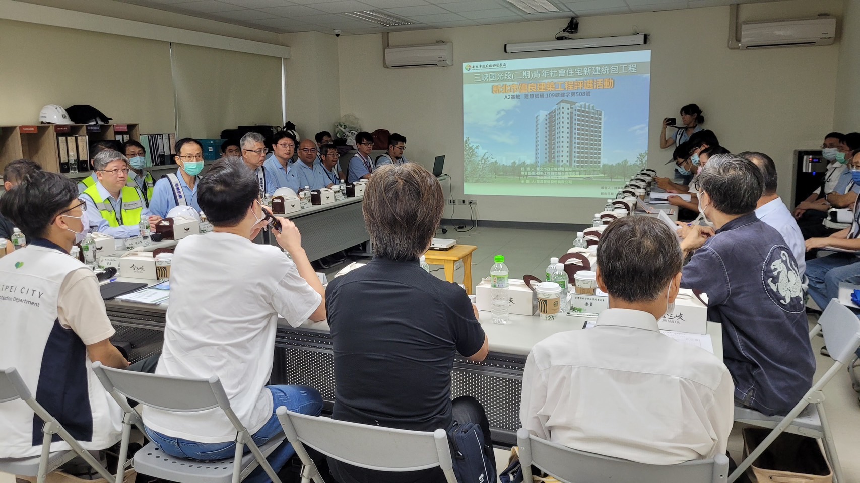 城鄉局(三峽國光青年社會住宅)贏得本屆「優良建築工程評選活動」優等，此圖為評選當天委員們至工地現場考評畫面。