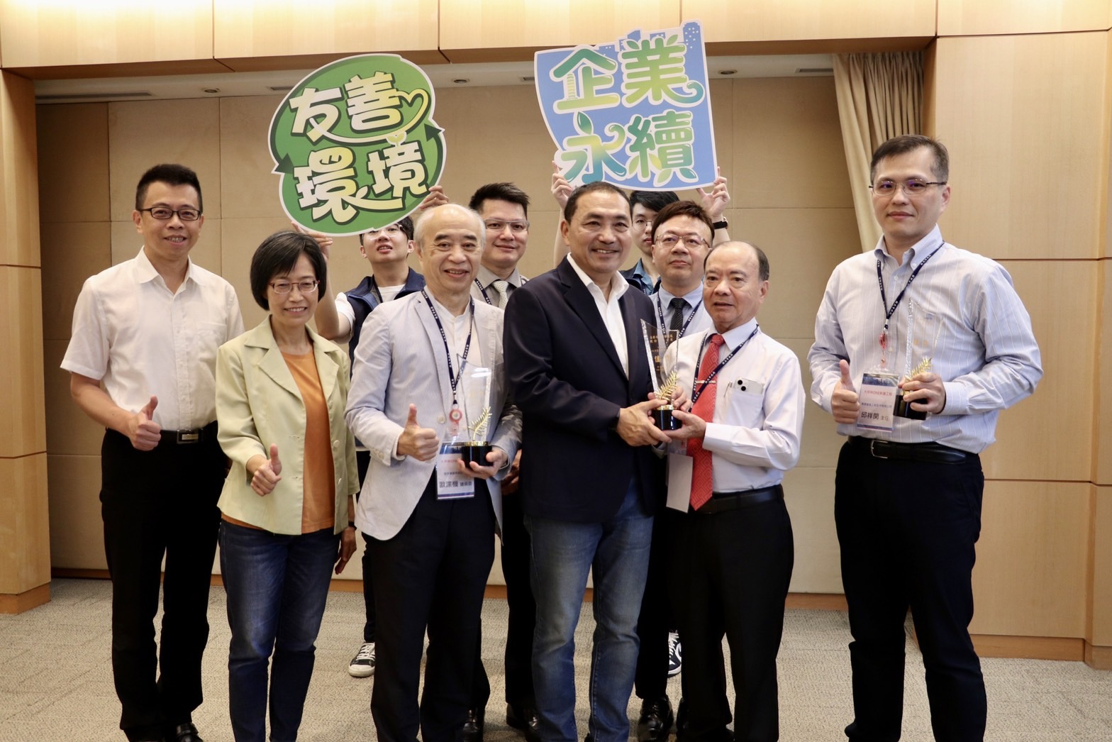 城鄉局(三峽國光青年社會住宅)贏得本屆「優良建築工程評選活動」優等，此圖為評選當天委員們至工地現場考評畫面。