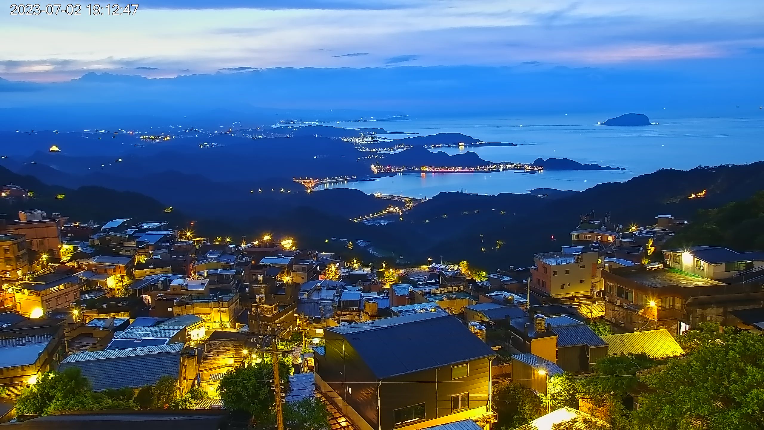 九份山城漸入傍晚街燈點亮，璀璨夜景搭配山海景觀有如置身畫中