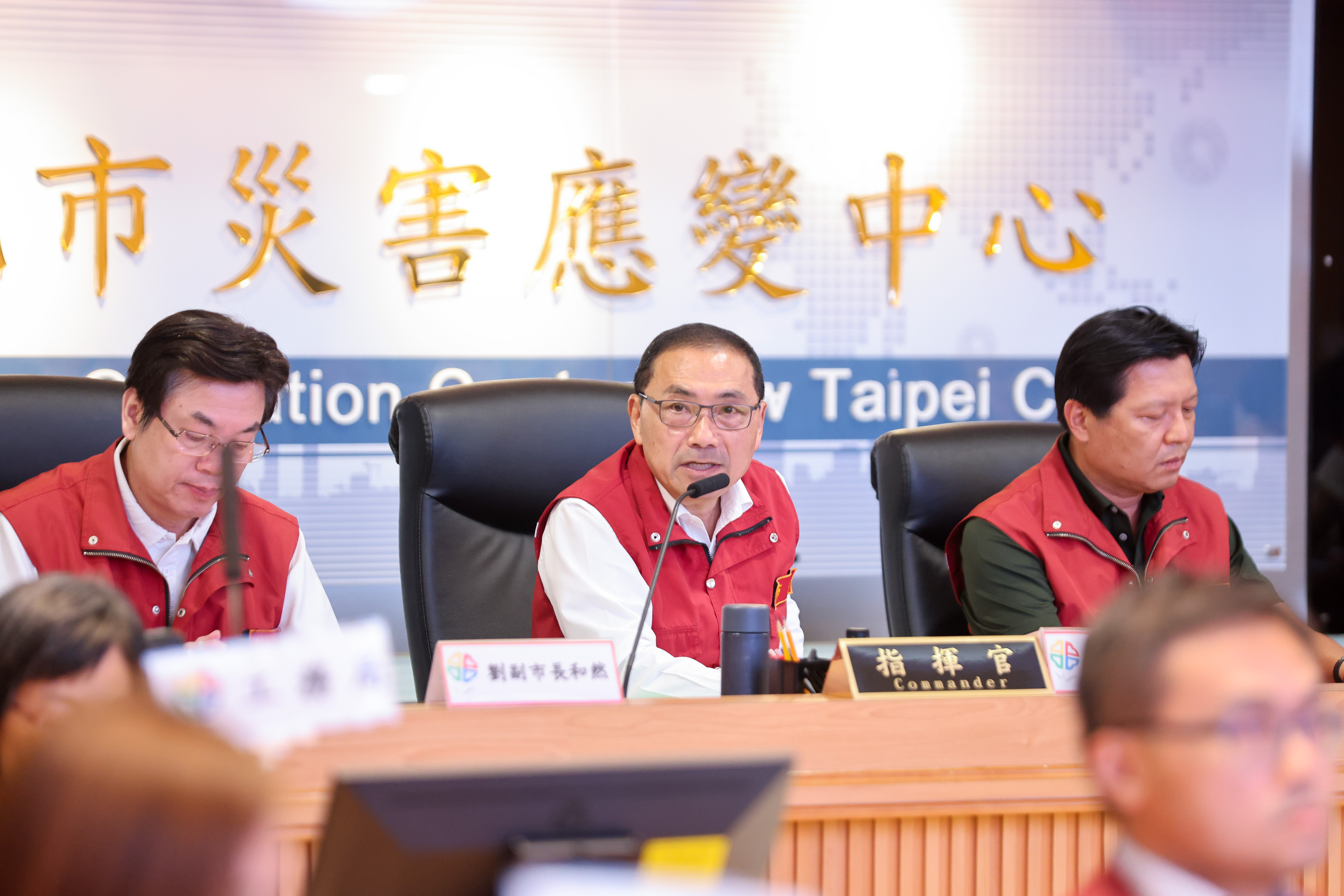 海葵颱風新北市災害應變中心第3次工作會報，侯友宜市長提醒各單位務必隨時注意颱風動態，確實做好防颱準備。