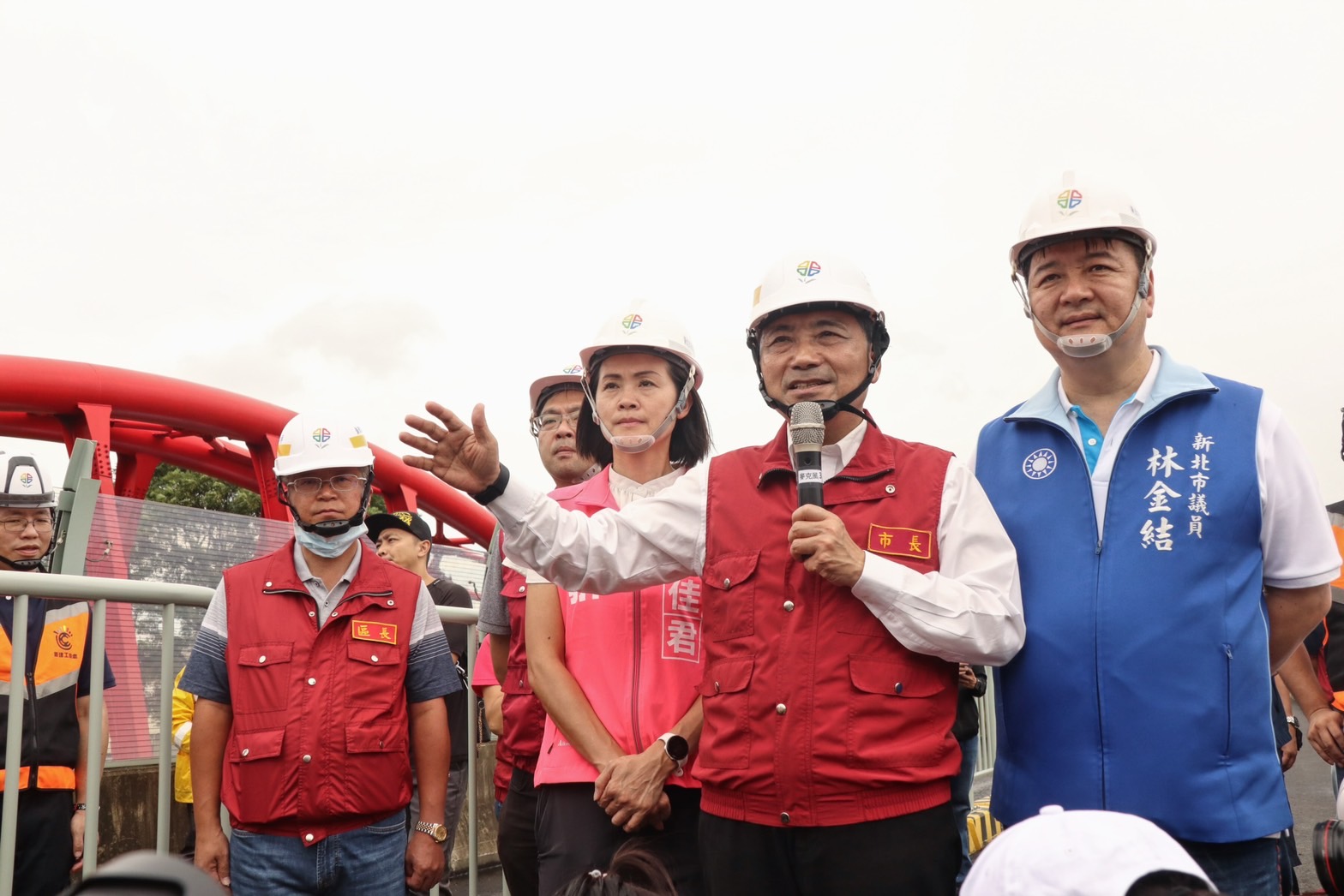 新北市長侯友宜今日上午前往即將於9月底通車的三鶯大橋改建工程視察，要求相關人員上緊發條，密切關注大漢溪河水位變化，確保施工人員和機具安全，並保障市民生命財產。