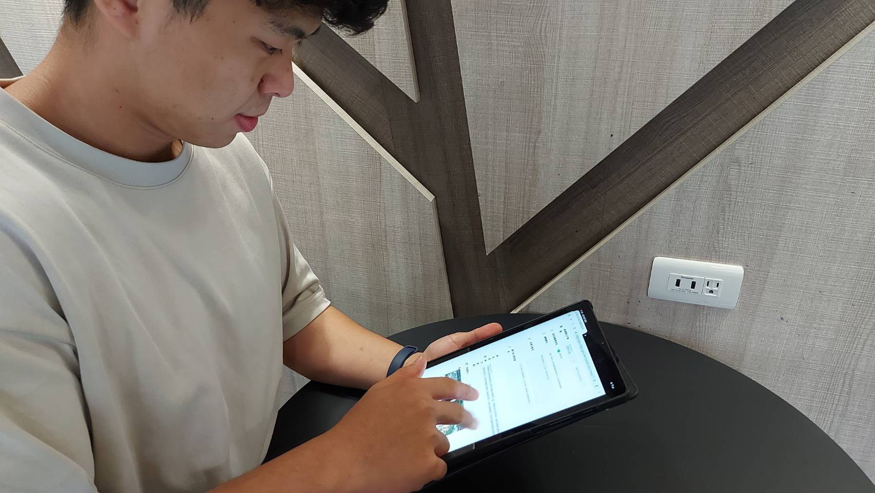 除了減少紙本文件往返之外，同時也讓民眾即時線上查詢審查進度，無需再以公文或電話方式詢問