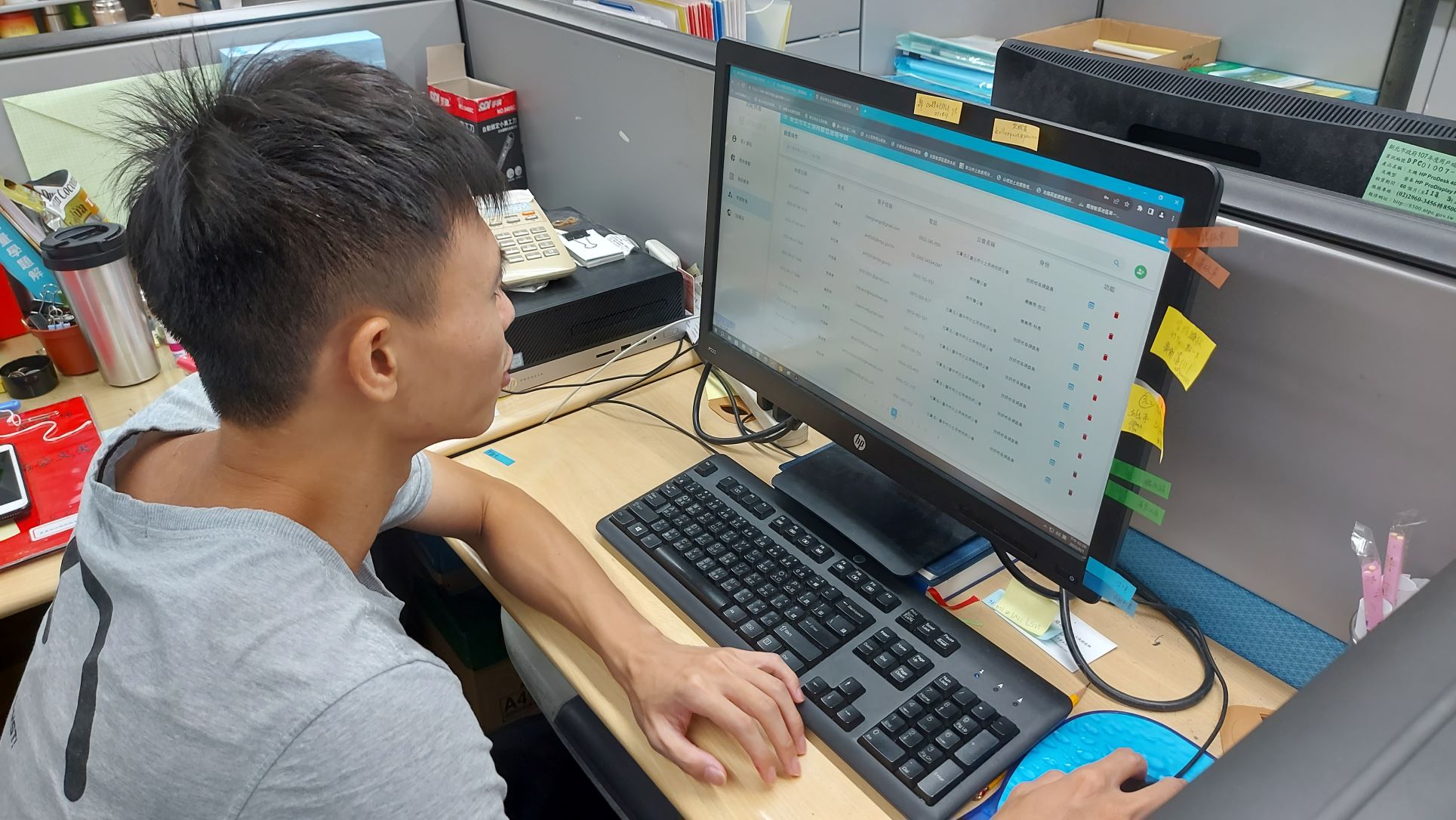 新北市農業局推動水保審查數位化，從承辦技師線上送出申請書件、受理後通知申請人線上繳交審查費用、公會召開會議進行專業技術審查、到核定水土保持計畫都無需透過紙本往返