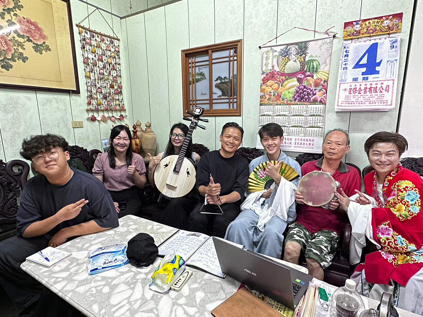 社會局媒合花雅戲曲藝術教育推廣協會及戲曲學院師生專程上山為獨居長輩許阿伯（右2）彈唱戲曲  以解孤寂