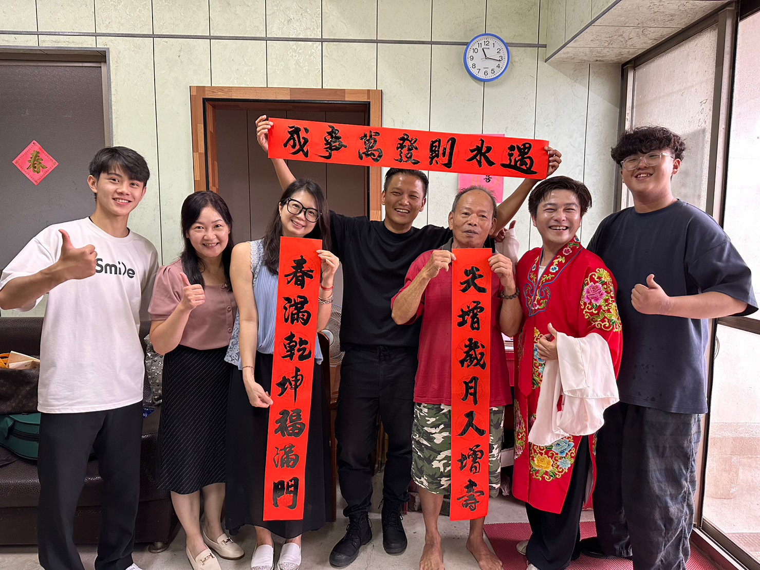 花雅戲曲藝術教育推廣協會總幹事潘俊仁（右2）臨別前  為許阿伯（右3）寫下一副對聯