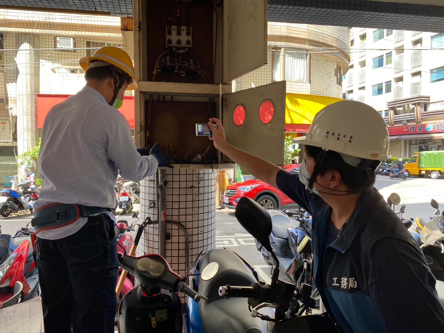 新北市政府工務局為遏止違規套房出租造成憾事，最近針對板橋大同街一處地下室違規隔成10間套房出租，執行強制斷電處分，以維護公共安全。