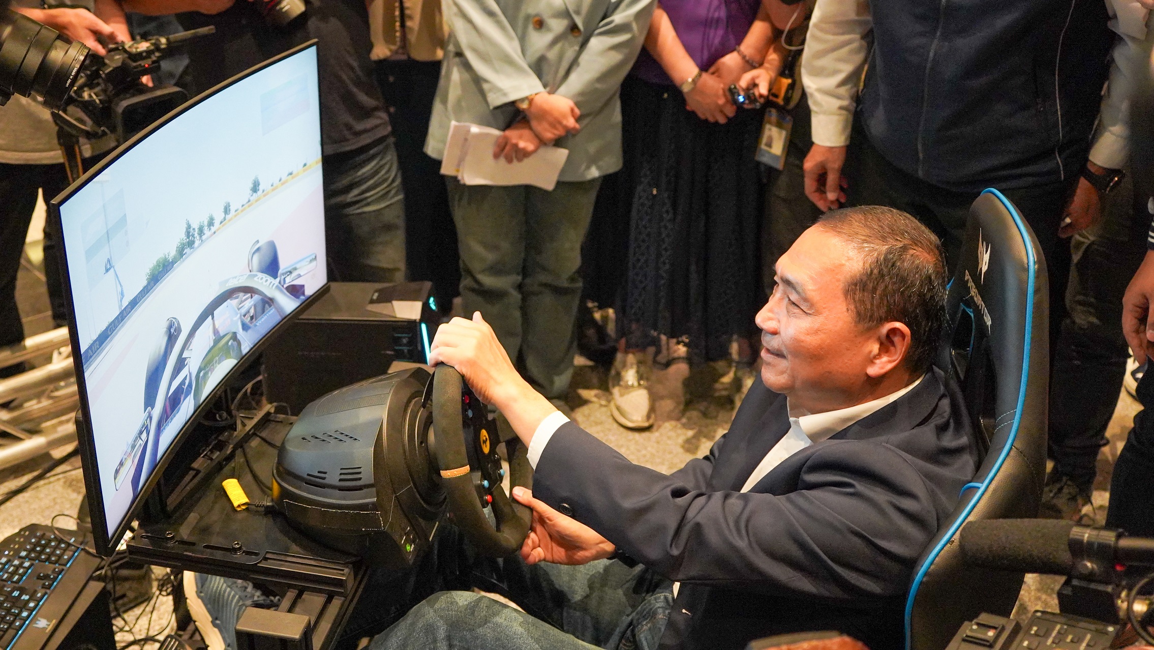 市長體驗虛擬賽車，採用Predator Orion 5000桌機搭配Speed Go賽車模擬器座艙，展現極致效能，猶如身歷其境的賽車快感。