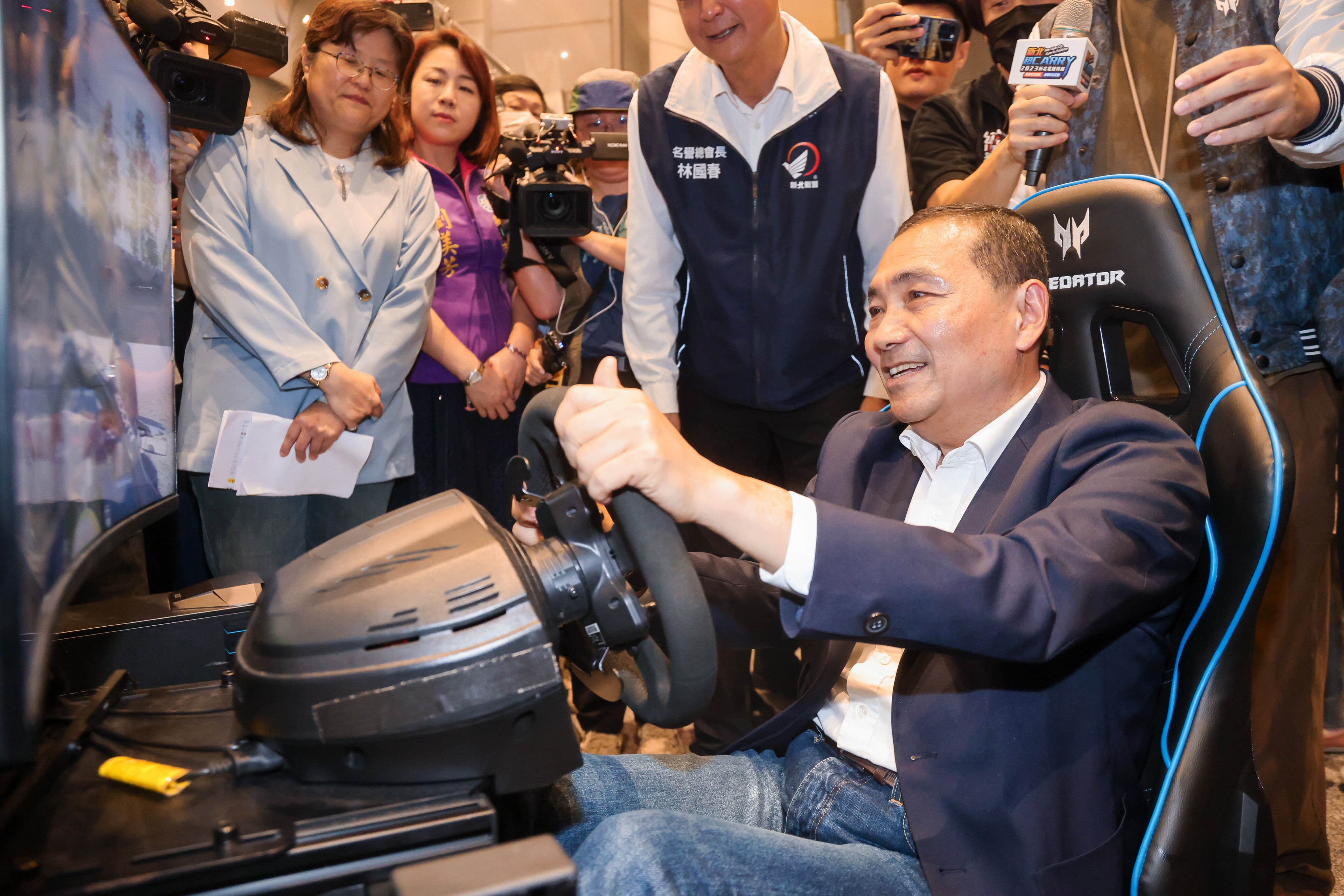「2023新北電競特展」開幕，侯友宜市長體驗虛擬賽車，感受賽車競速快感