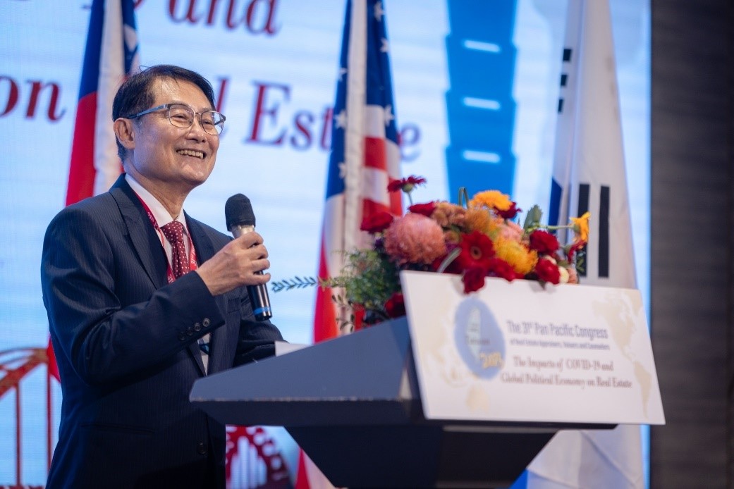 新北市副市長陳純敬代表市長，為第31屆泛太平洋估價研討會致歡迎詞。新北市地政局提供