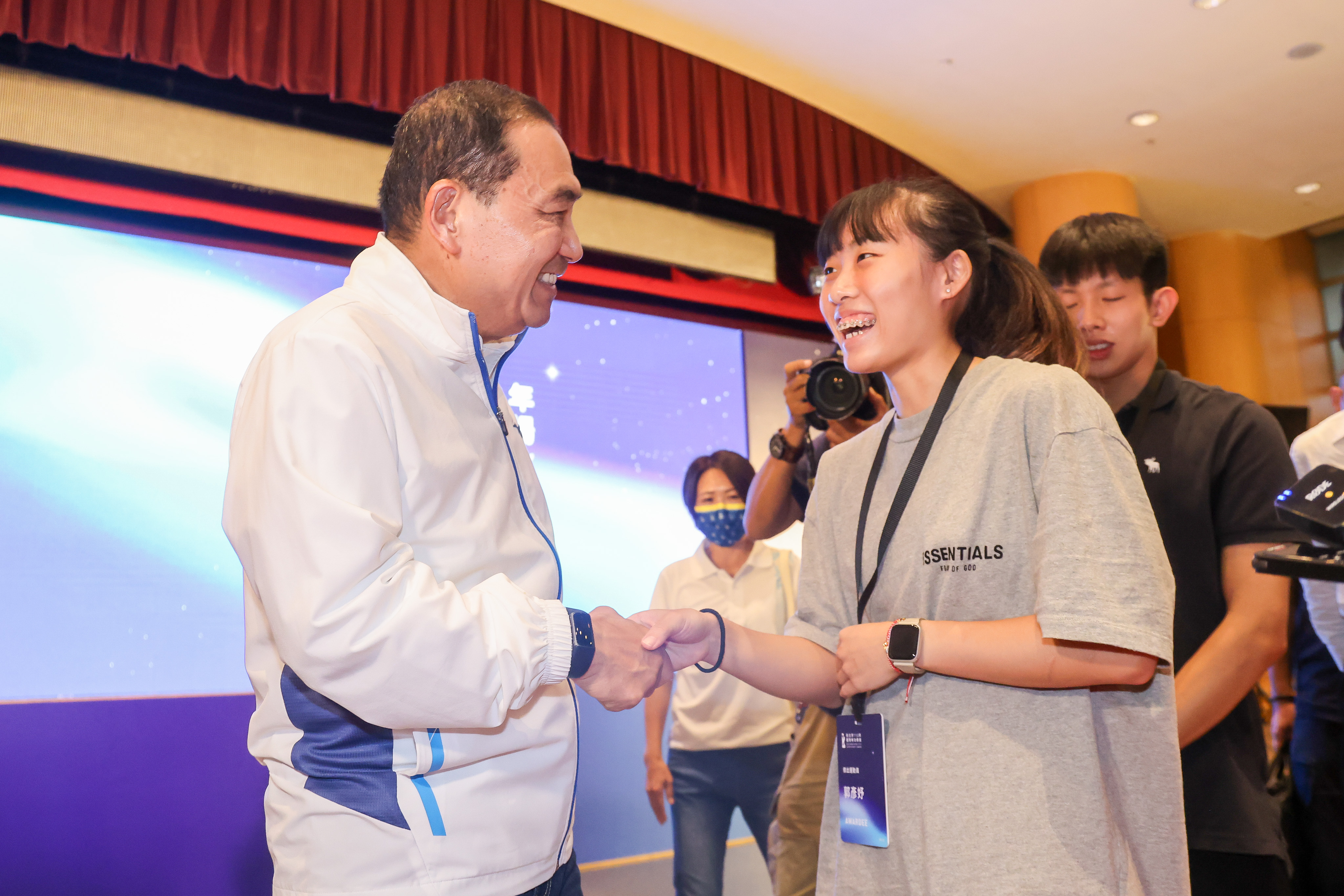 新北市112年體育有功表揚典禮，侯友宜市長為傑出運動員郭彥妤加油打氣