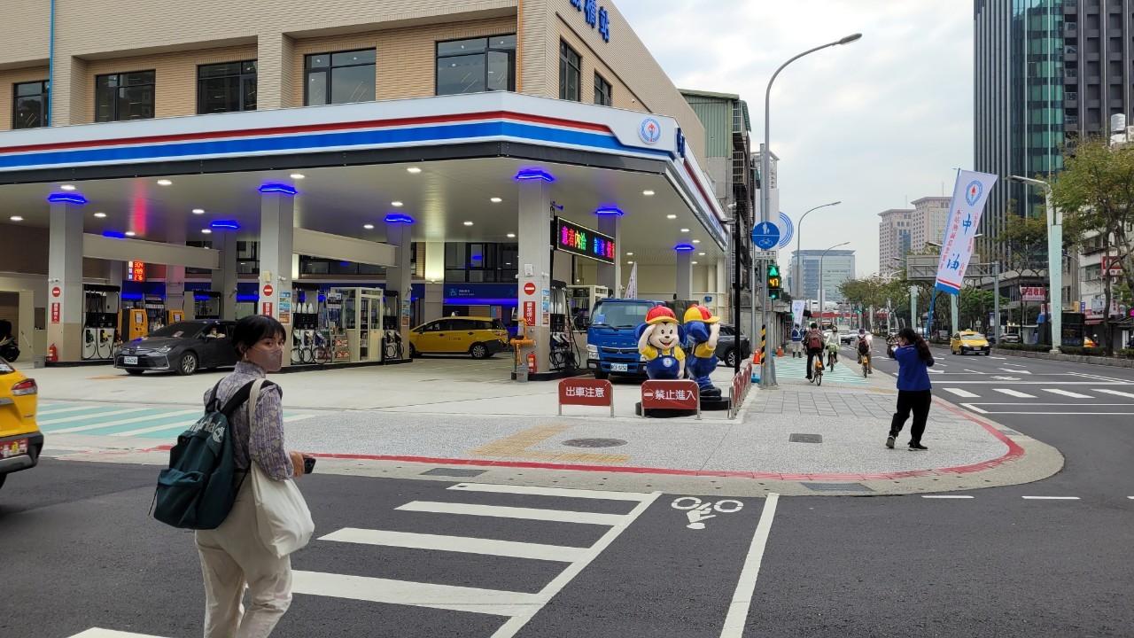 市區加油站周邊行人安全保護優先