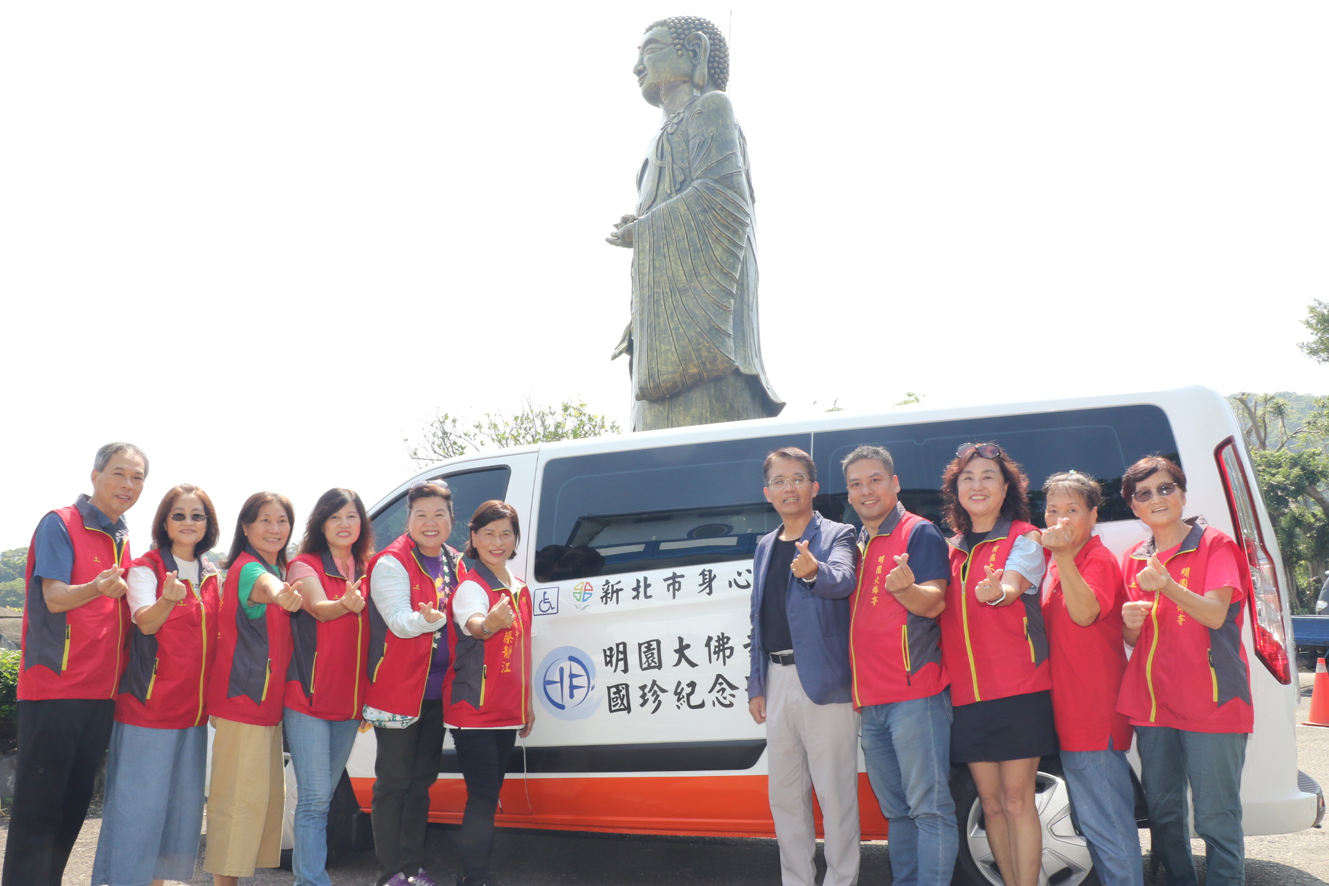 明園大佛寺全體志工開心地在復康巴士前合影