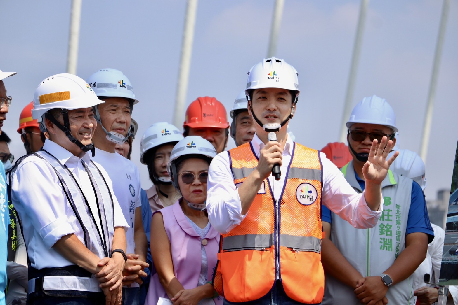 台北市長蔣萬安（右）14日和新北市長侯友宜（左）一同視察新中正橋工程進度，蔣市長感謝新北市府的協助，攜手打造新中正橋，期待橋樑完工通車後帶給雙北市民更便利的交通。