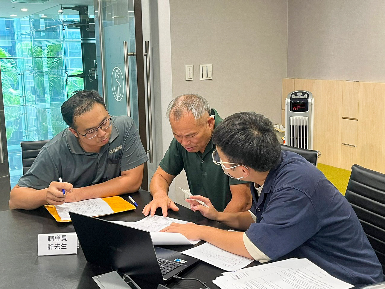 經發局特別邀集各領域專家顧問，提供免費諮詢服務及診斷建議，預計113年3月底前將再協助420家業者取得改善計畫核定。