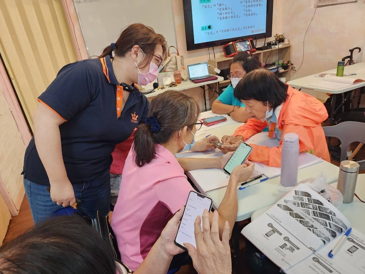 新北市鼓勵銀髮長輩到據點或銀髮俱樂部學習互動式智慧型手機操作  以縮短數位學習落差