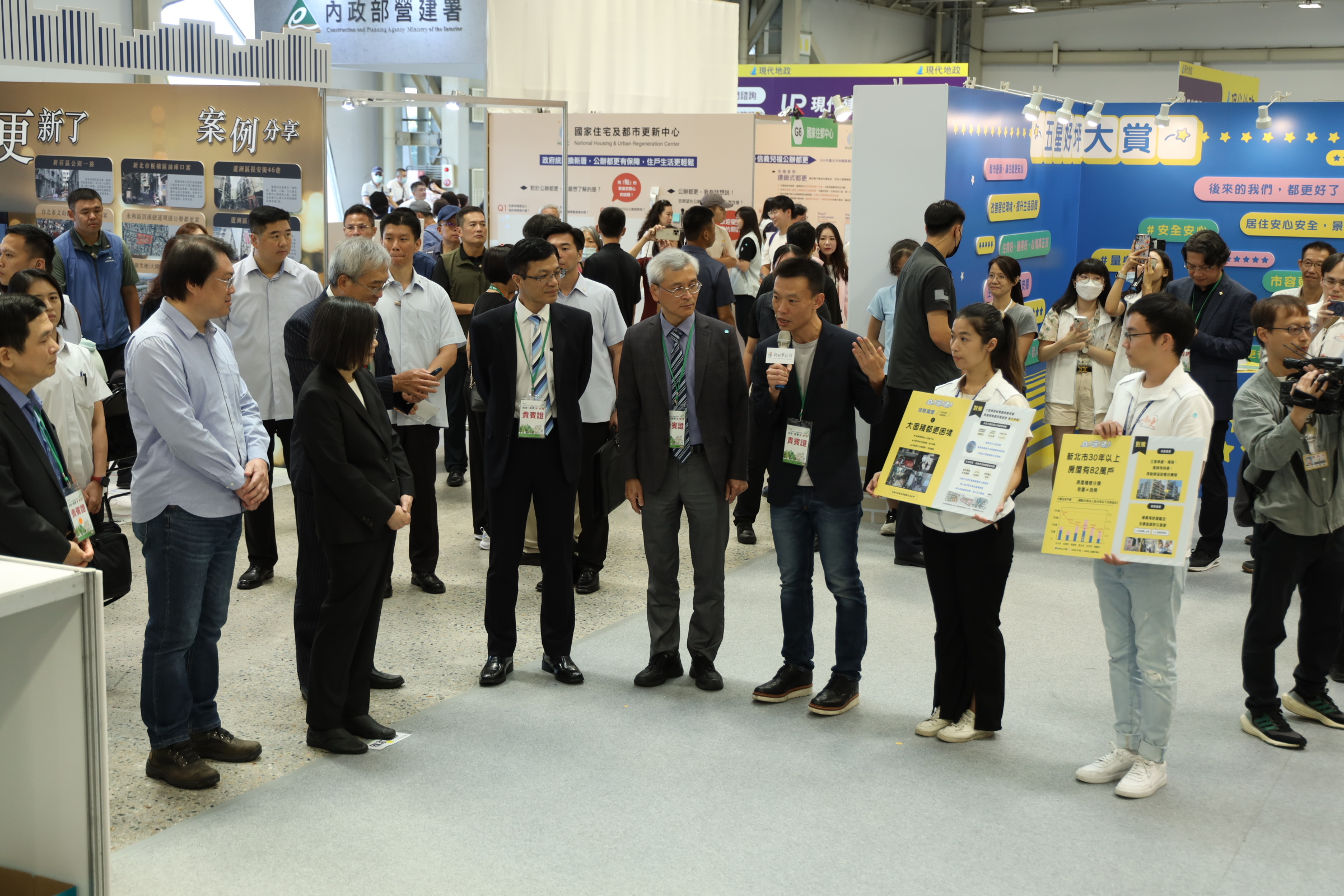 蔡總統聆聽新北都更處李擇仁副處長說明新北更新政策，新北城鄉黃國峰局長及更新處林炳勲處長在旁陪同。