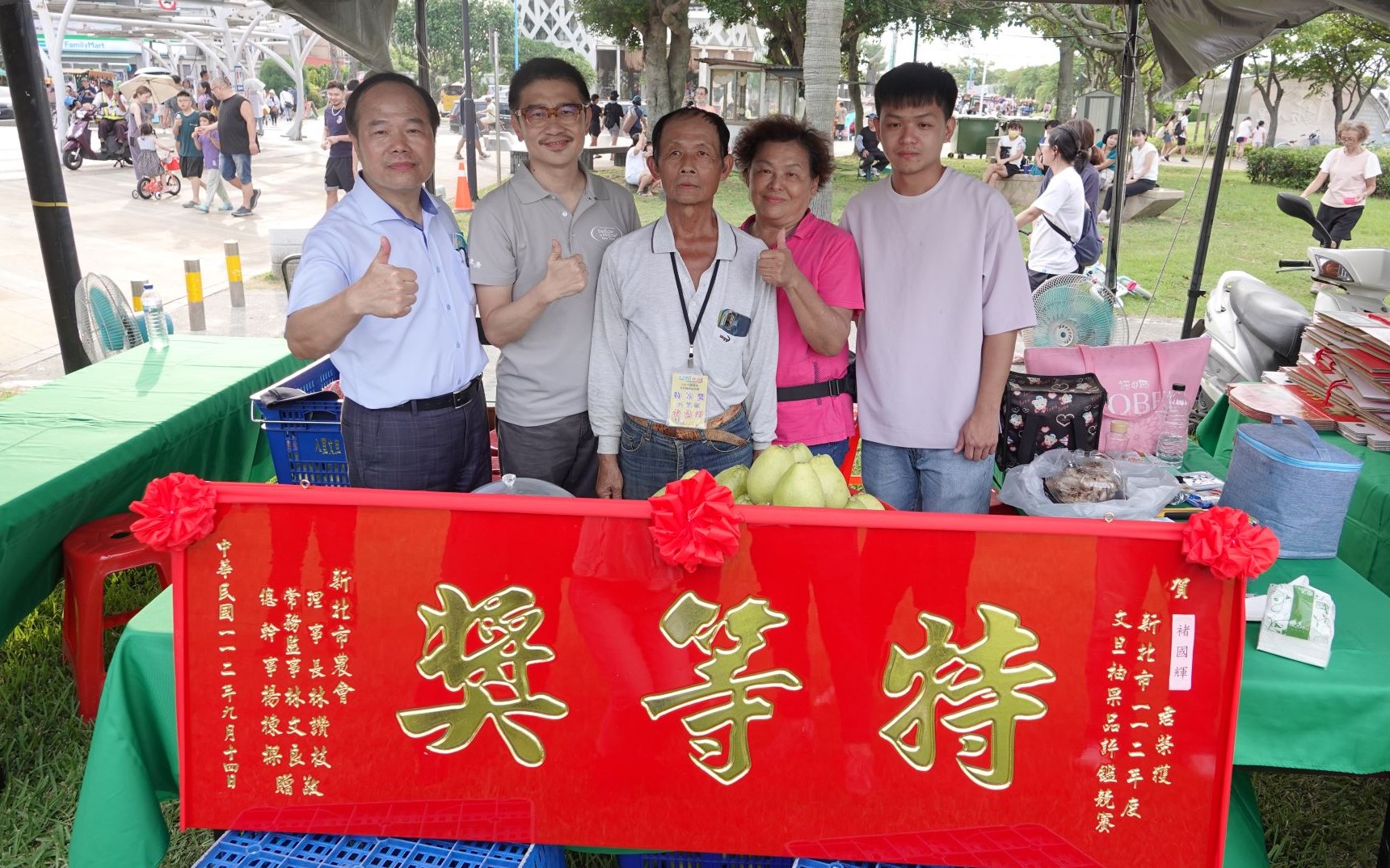 褚國輝(右3)在第一次參賽就脫穎而出，奪下今年新北柚王