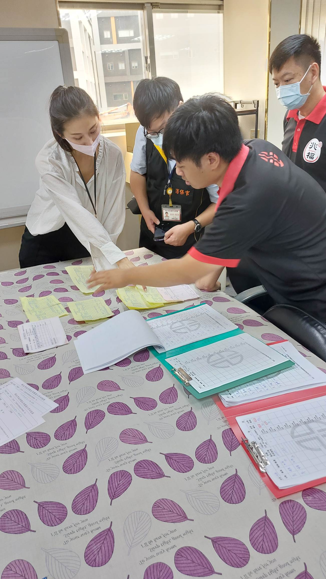 消保官檢視相關文件