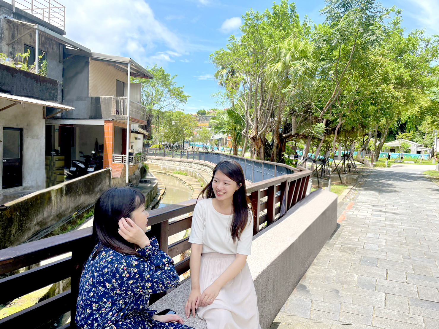 中山温泉公園內有許多庭園造景及小橋流水，坐在溪邊休息聊天都能讓你放鬆