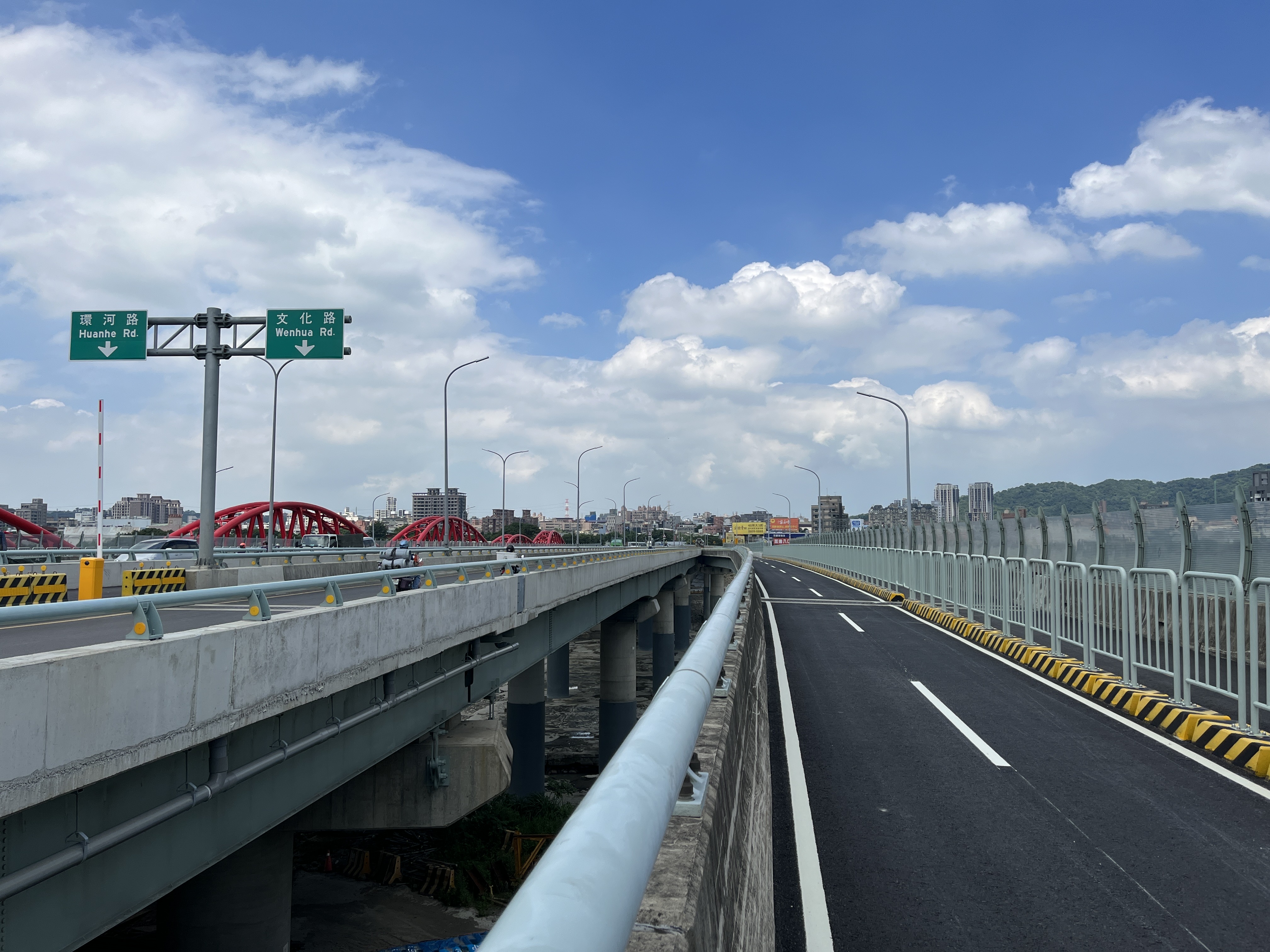 三鶯大橋改建工程已經完工，即將於9月23日開放全線通車，提供雙向各2個汽車道、兩側機車專用道及人行兼自行車道，為往返三鶯地區的民眾帶來安全便利的交通。