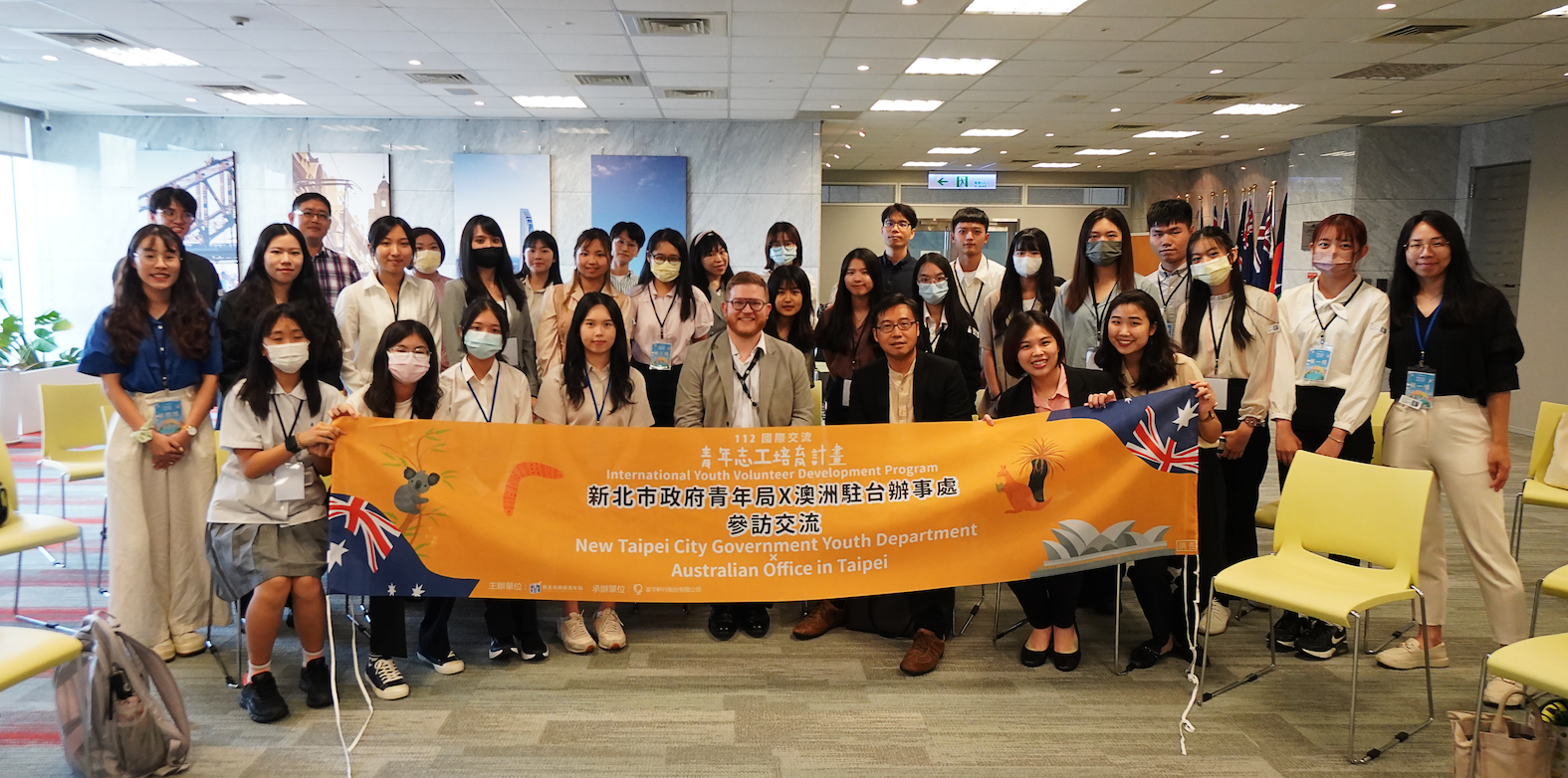 8月30日學員們參訪澳洲辦事處，柏丹禮處長分享澳台原住民音樂及文化交流的經驗。