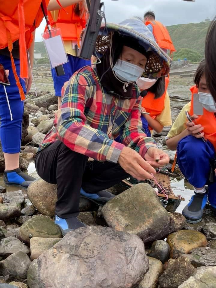 海女陳罔市女士帶領民眾了解臺灣寶貴的海女文化