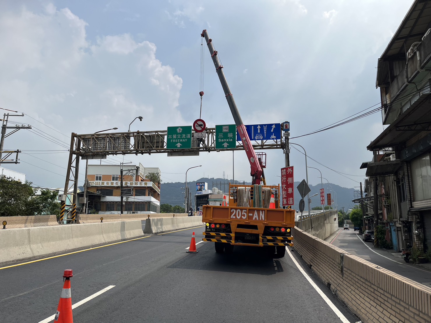 三鶯大橋將於明天通車，施工單位新工處正在橋上進行標誌、標線檢視作業。