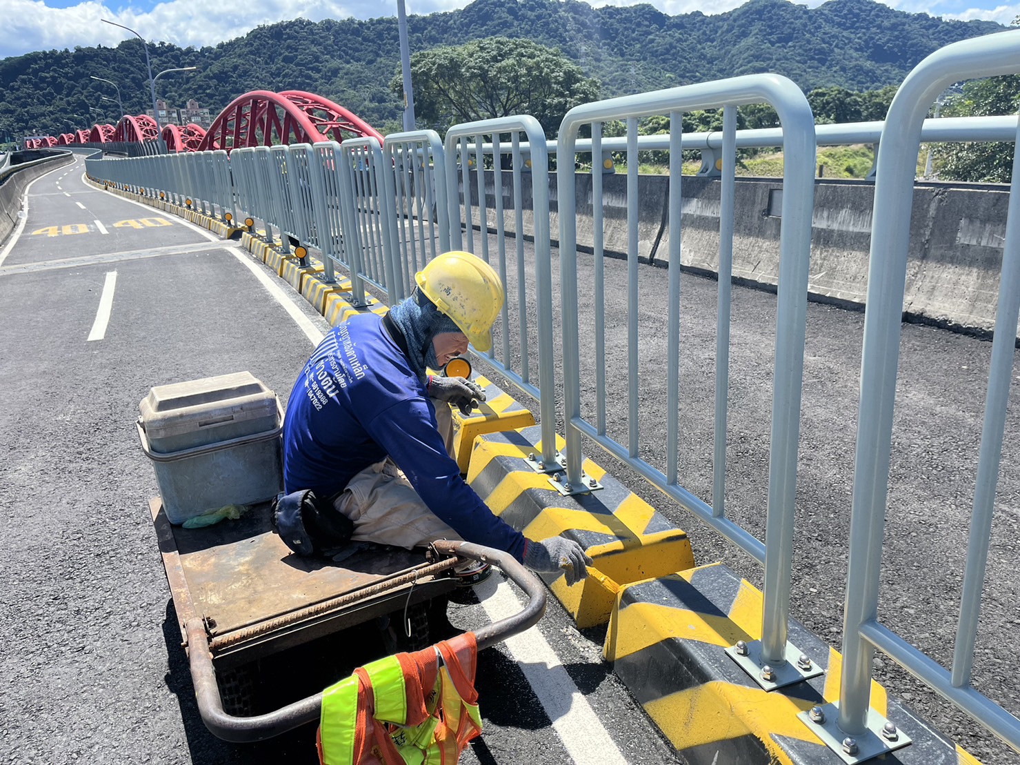 新北市長侯友宜指示三鶯大橋施工團隊，務必在通車前夕嚴格檢視各項設施設備，讓明天通車安全無虞