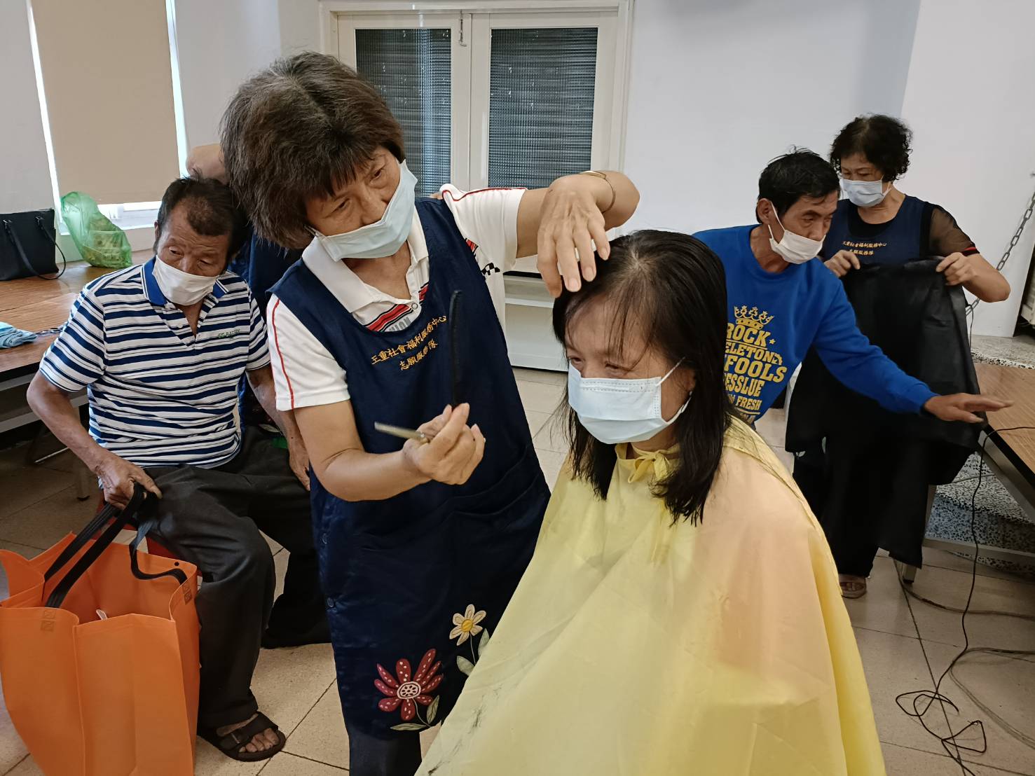 三重社福中心志工隊到場幫街友義剪
