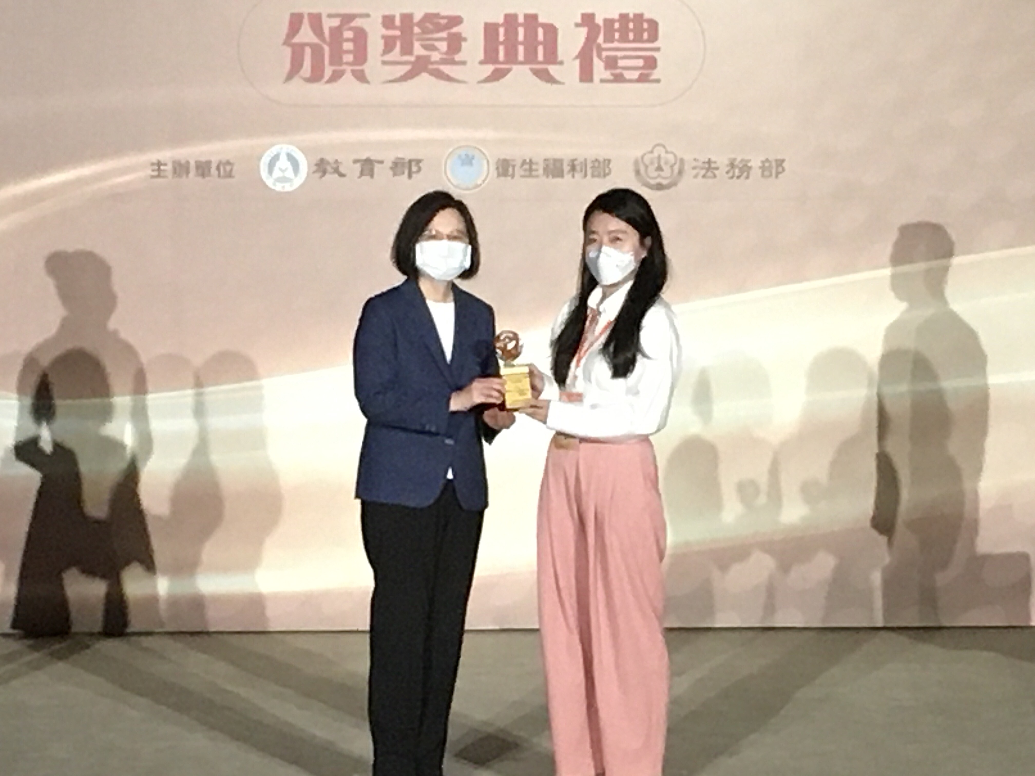 高珮熏因長期協助少年遠離毒品  受蘆洲分局提報為反毒有功人士  獲得總統蔡英文頒獎表揚