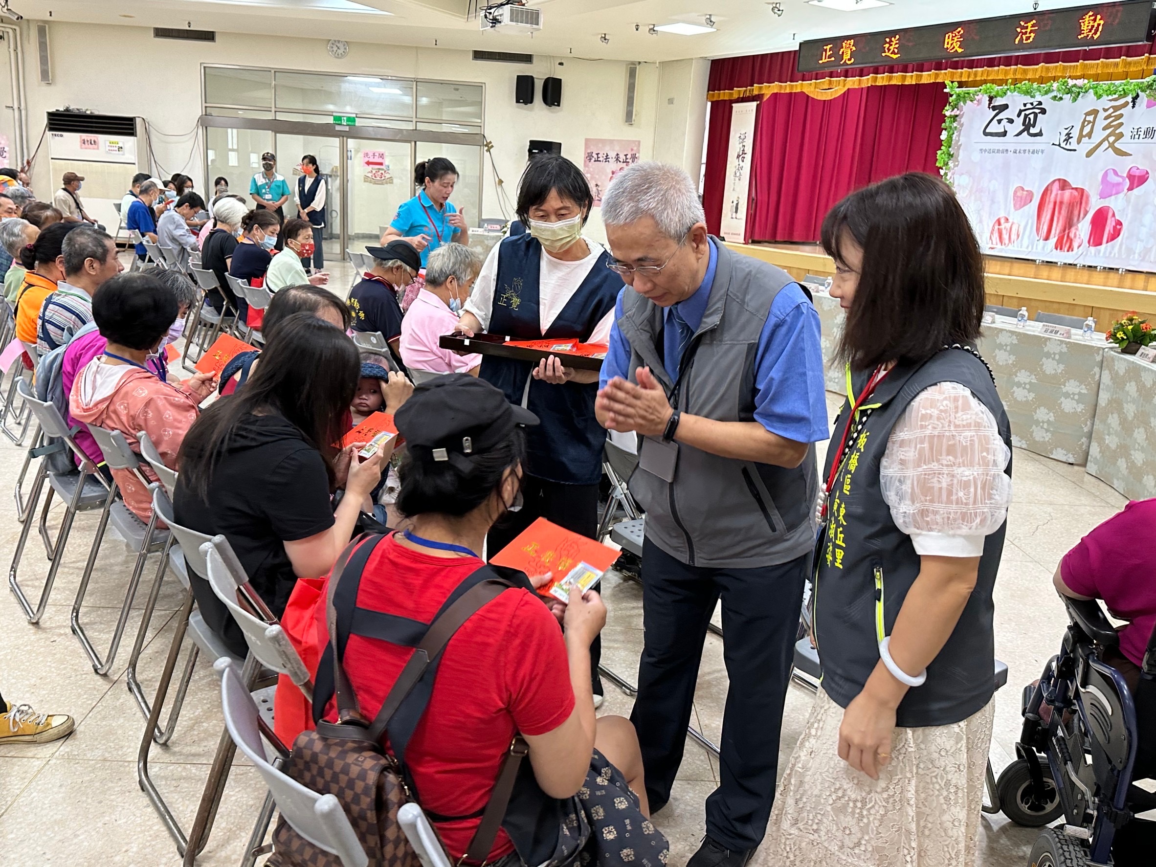 正覺基金會董事長高震國親自發贈每人2000元暖心紅包