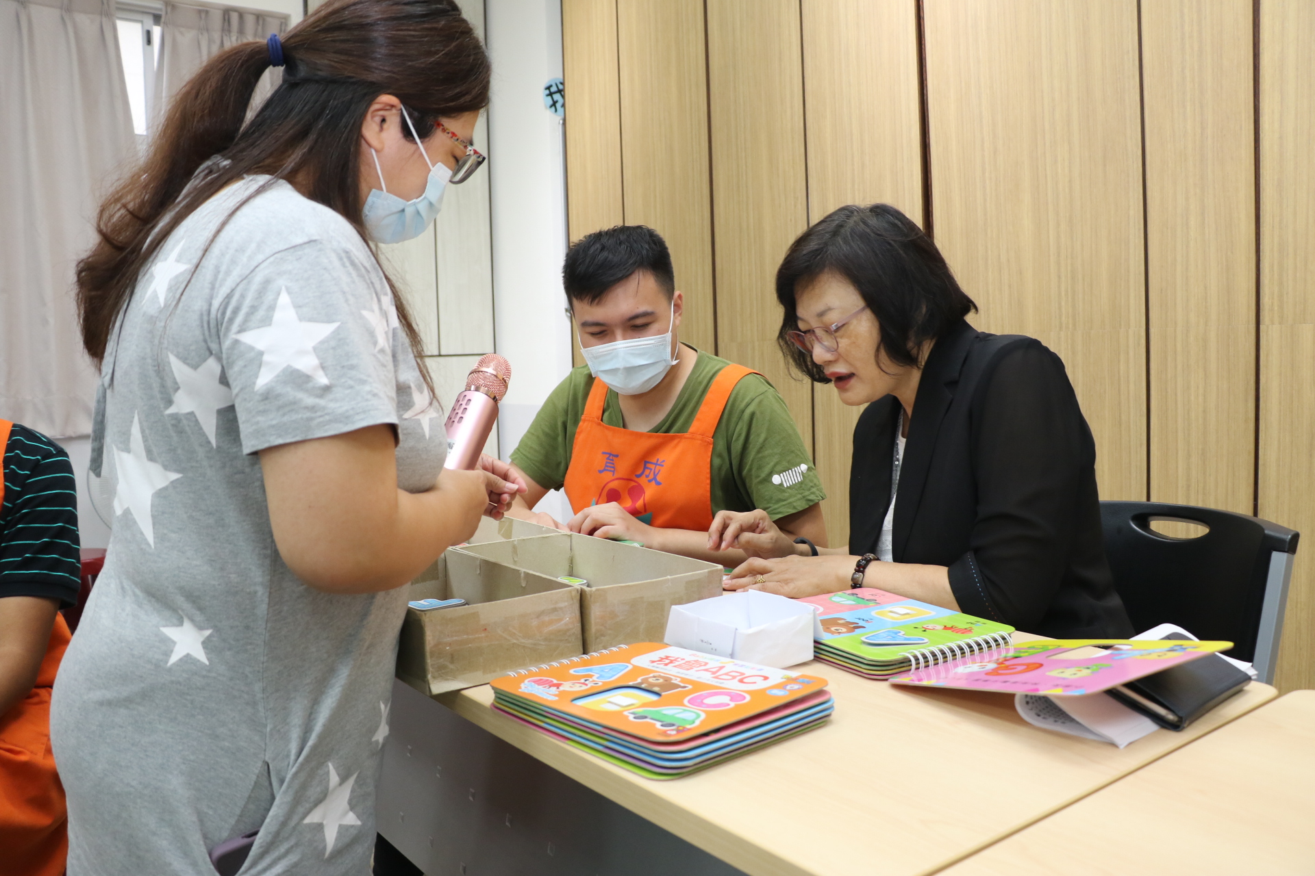 李美珍和身障學員一起手作加工兒童讀物