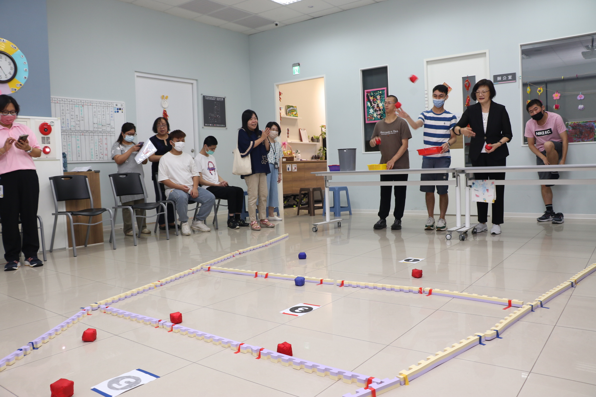 李美珍和身障日照中心學員一起員玩擲骰子PK遊戲