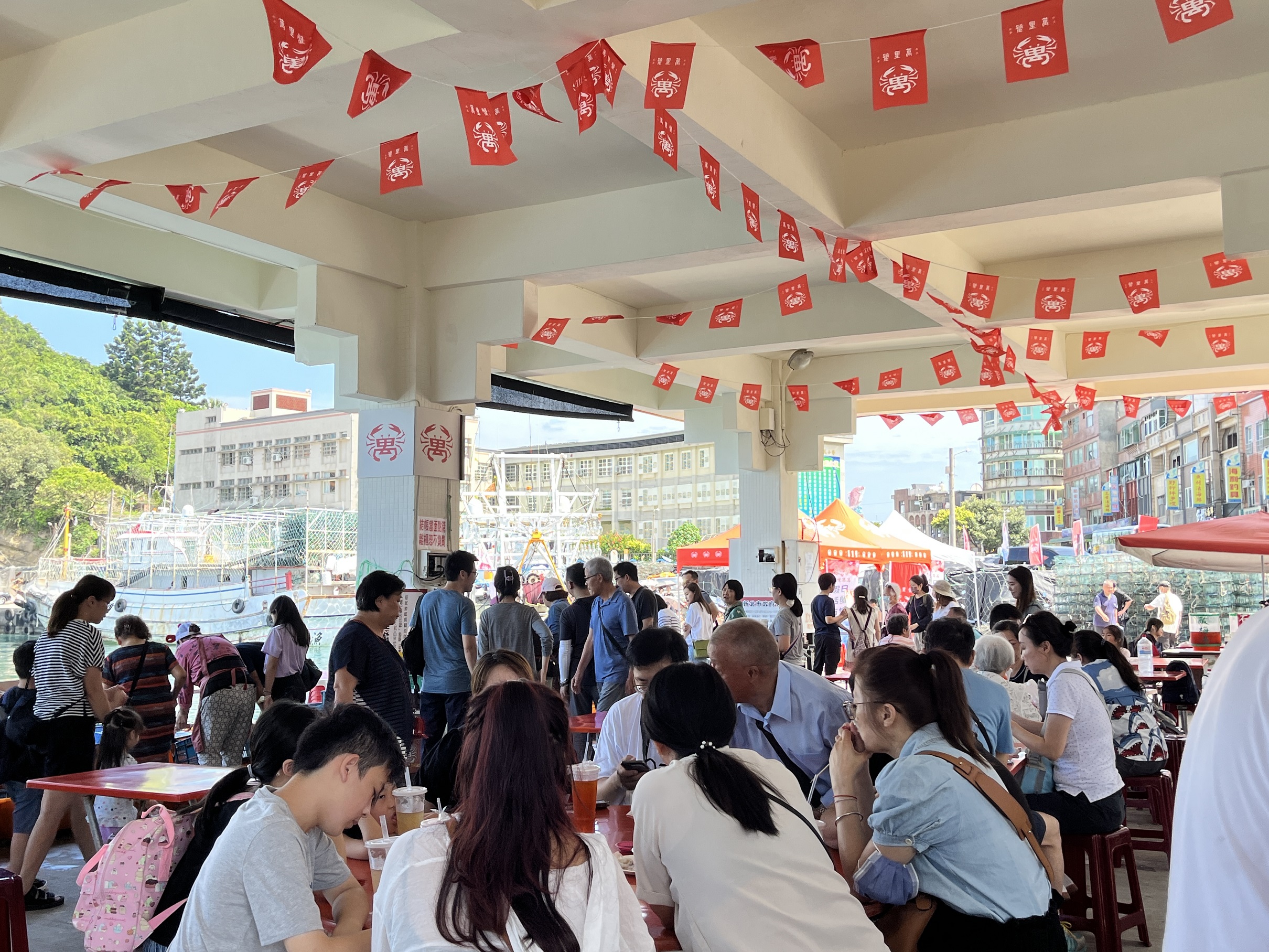 野柳假日活蟹市集提供代客蒸煮服務，不少民眾現買現吃，享受現撈萬里蟹的美味