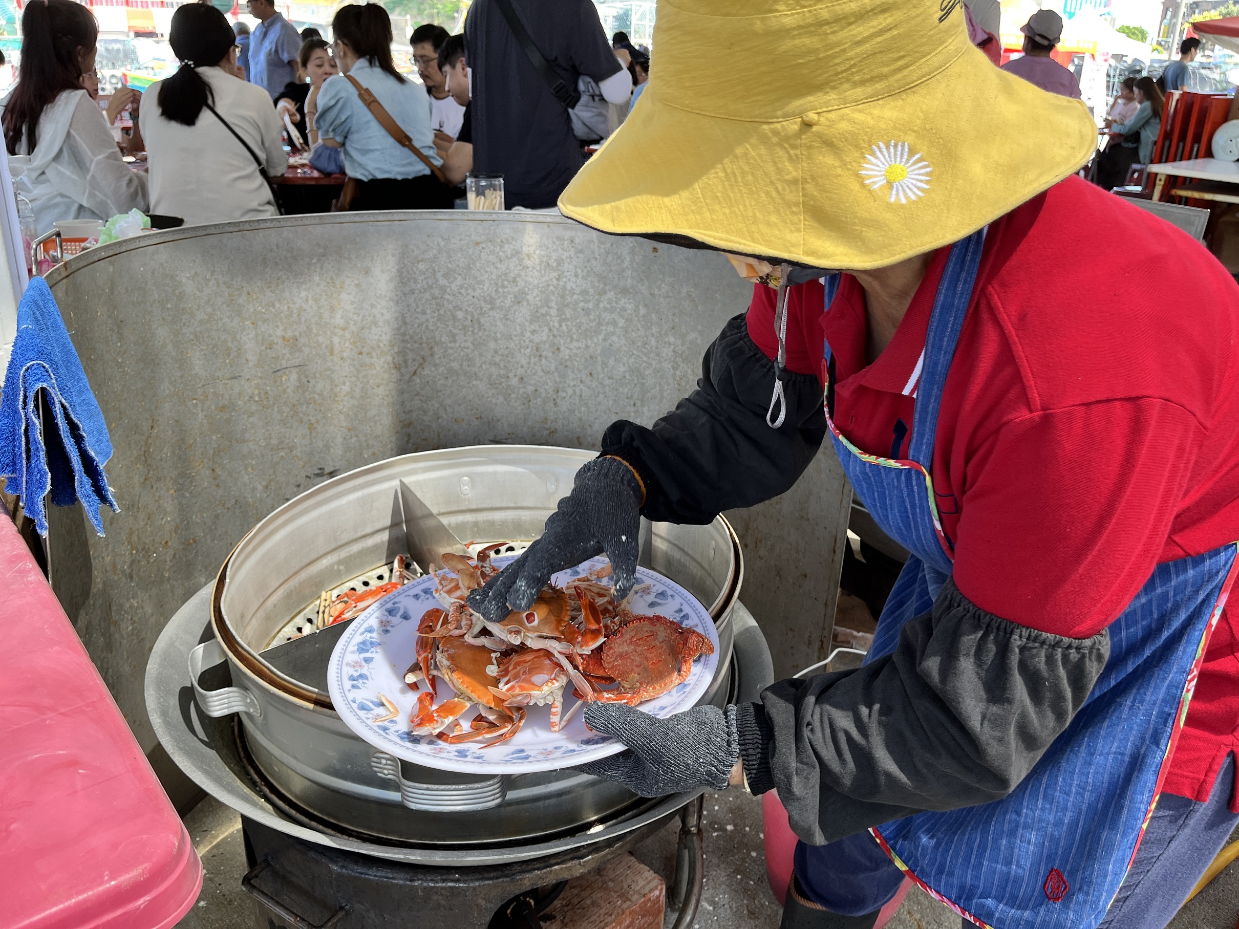 野柳假日活蟹市集提供代客蒸煮服務，不少民眾現買現吃，享受現撈萬里蟹的美味 (2)